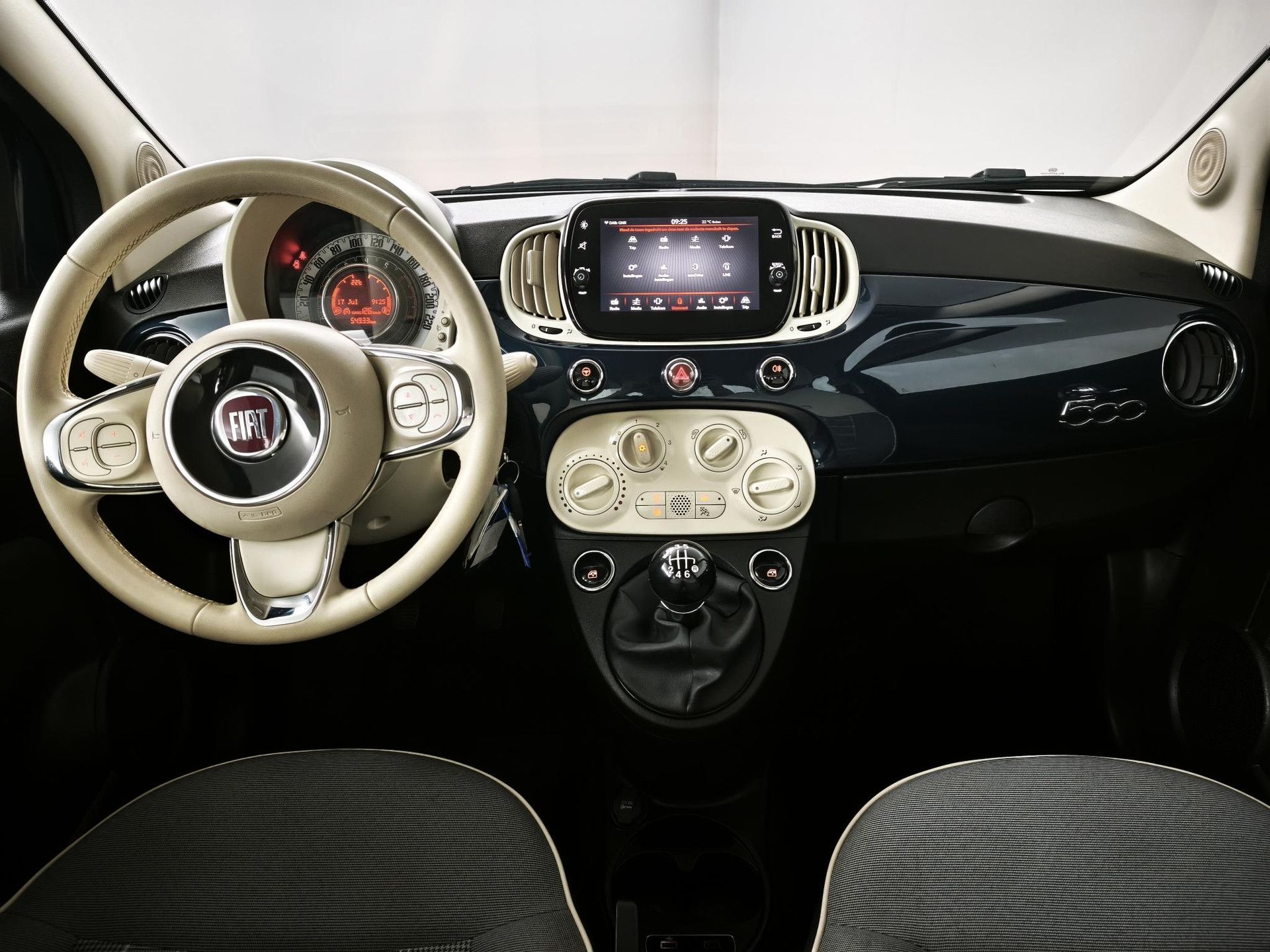Fiat 500 met kenteken J-625-BX – interieur