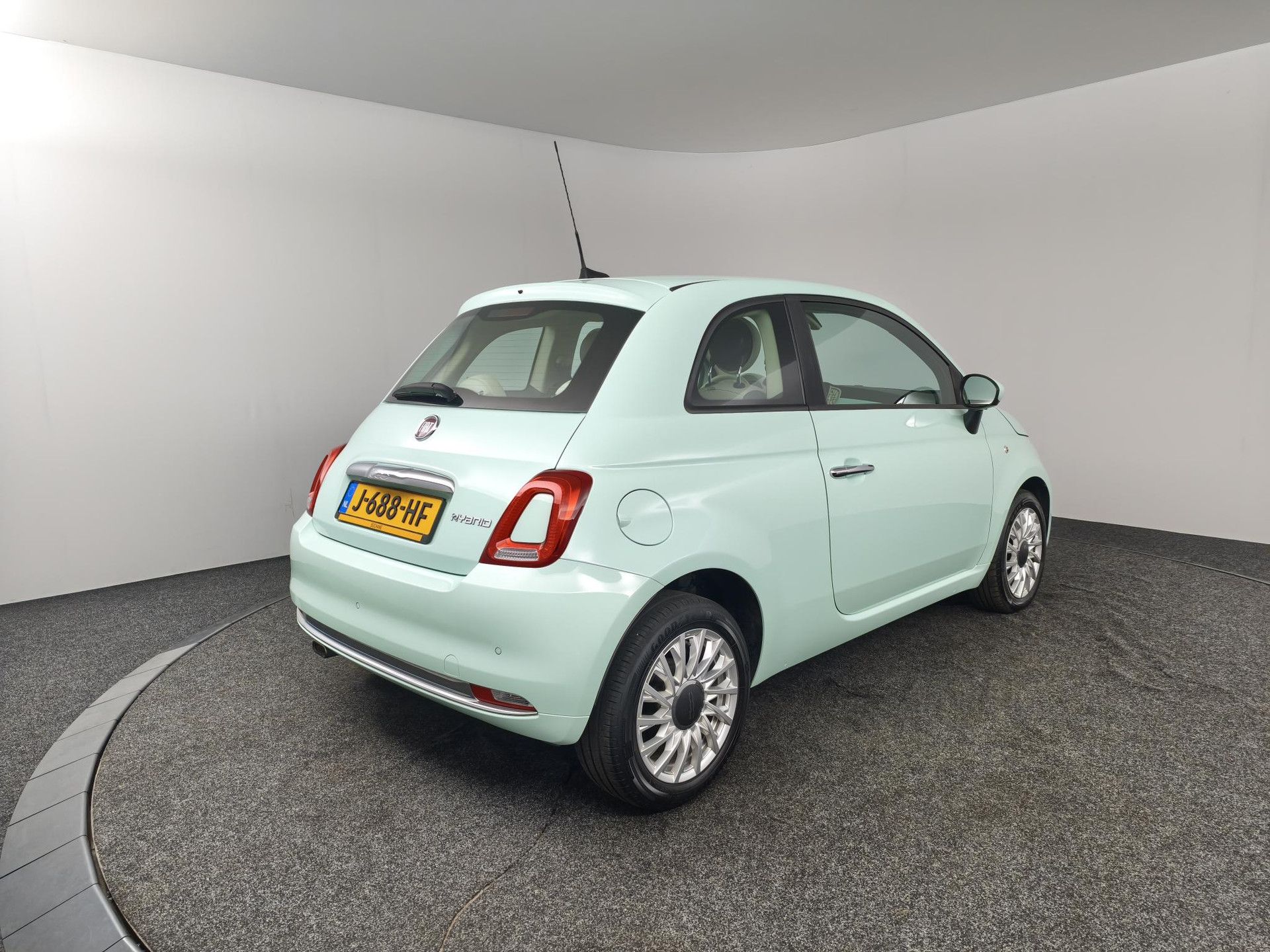 Fiat 500 met kenteken J-688-HF – achteraanzicht