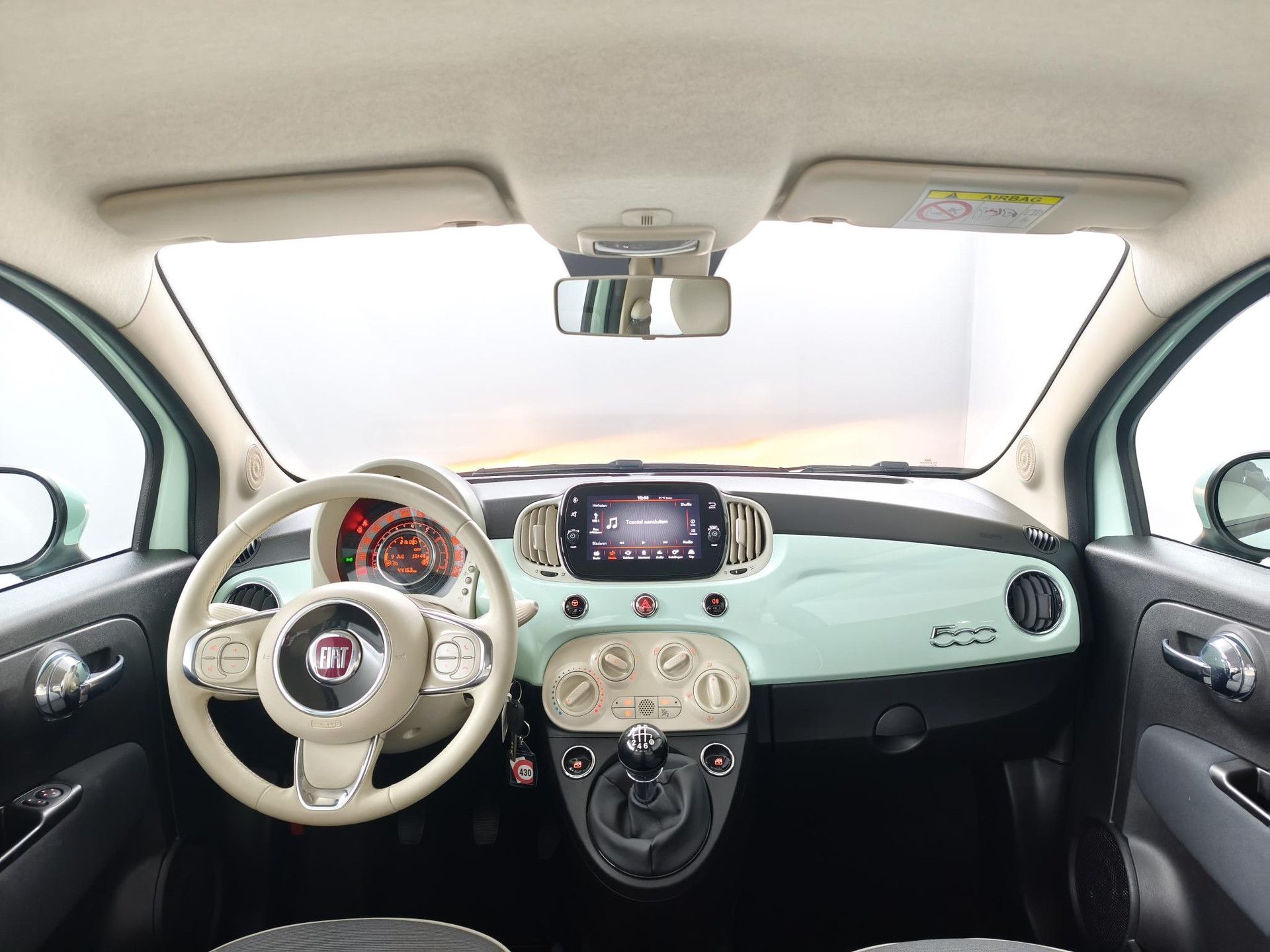 Fiat 500 met kenteken J-688-HF – interieur