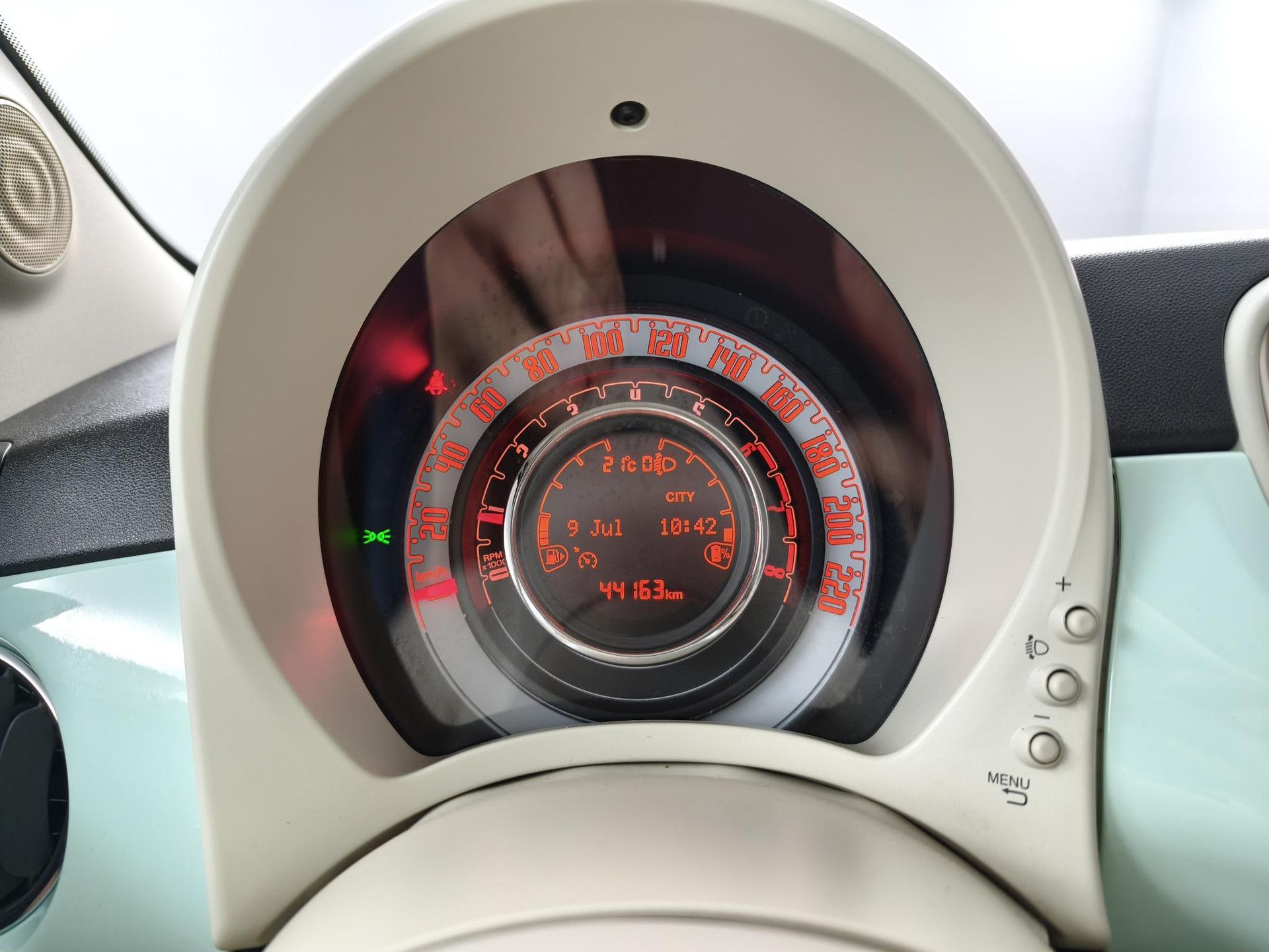 Fiat 500 met kenteken J-688-HF – dashboard