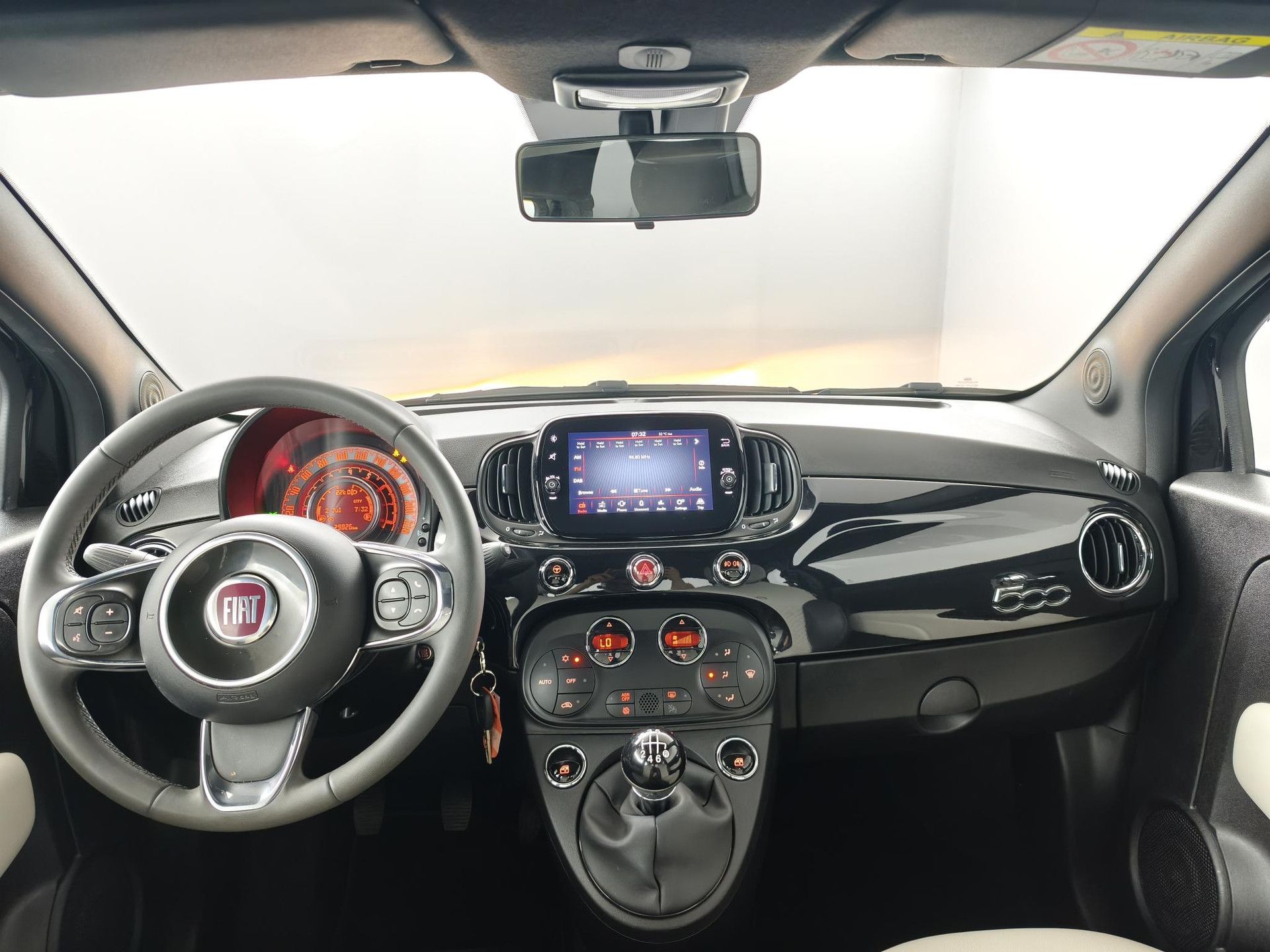 Fiat 500 met kenteken KGF-62-T – interieur