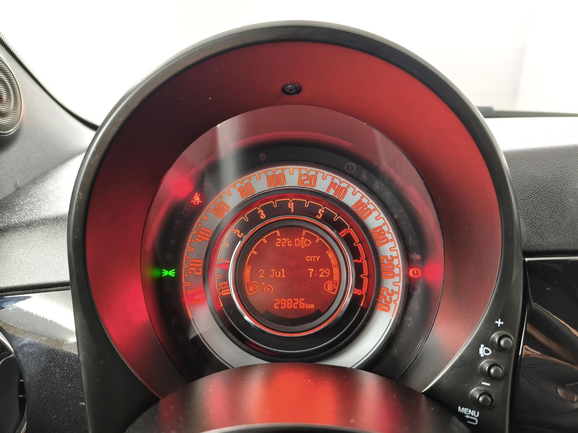 Fiat 500 met kenteken KGF-62-T – dashboard