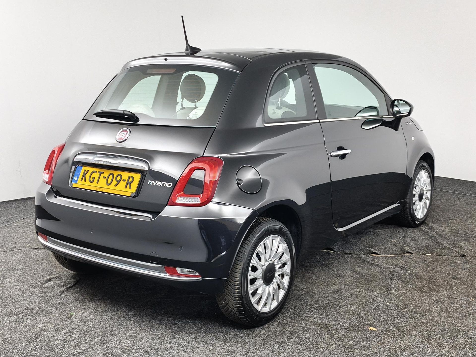 Fiat 500 met kenteken KGT-09-R – achteraanzicht