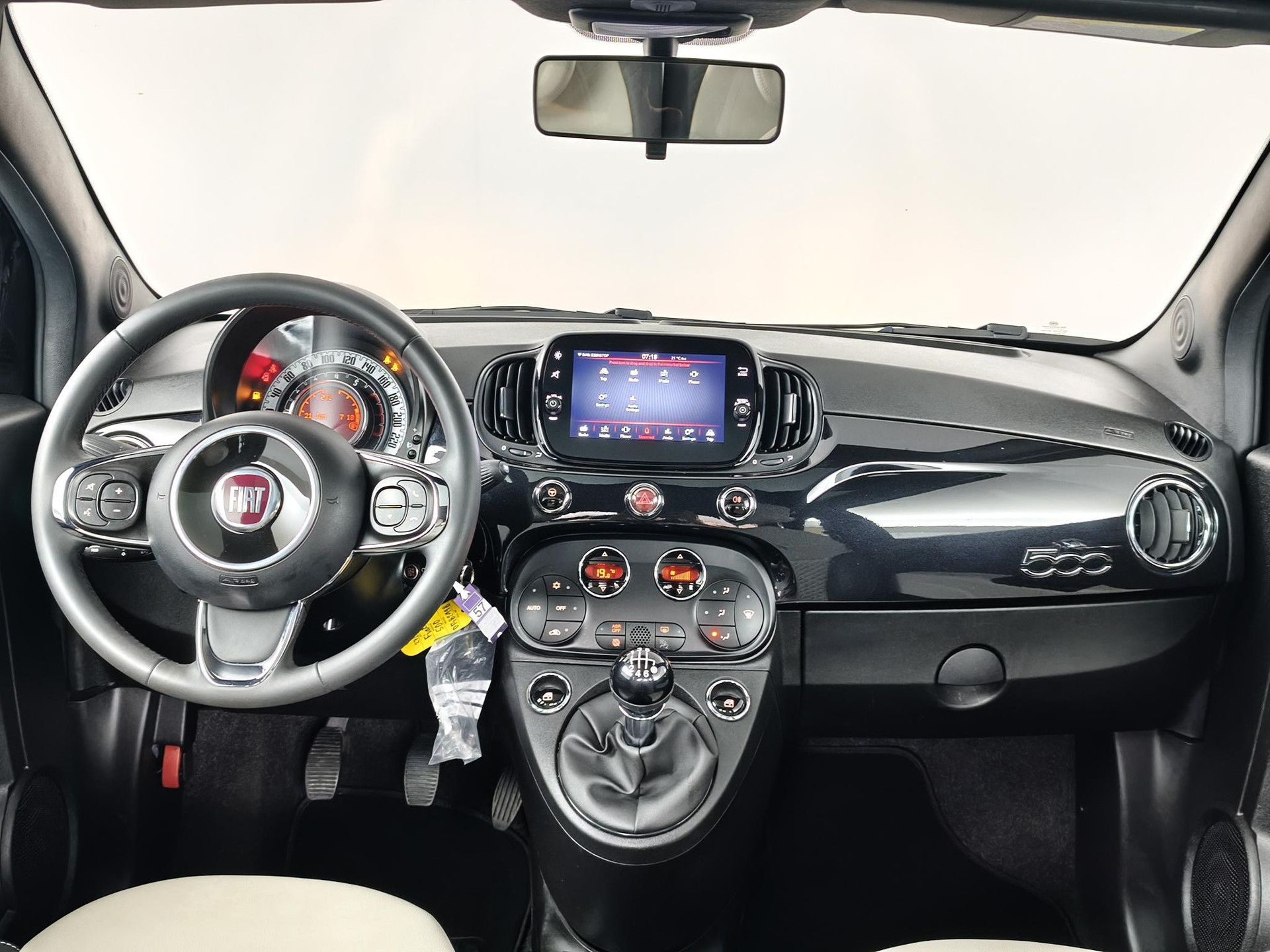 Fiat 500 met kenteken KGT-09-R – interieur