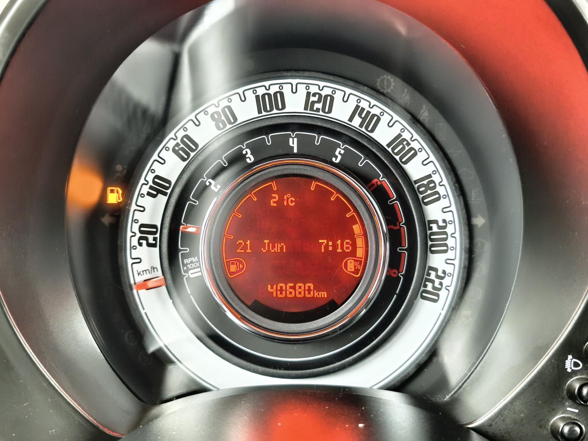Fiat 500 met kenteken KGT-09-R – dashboard