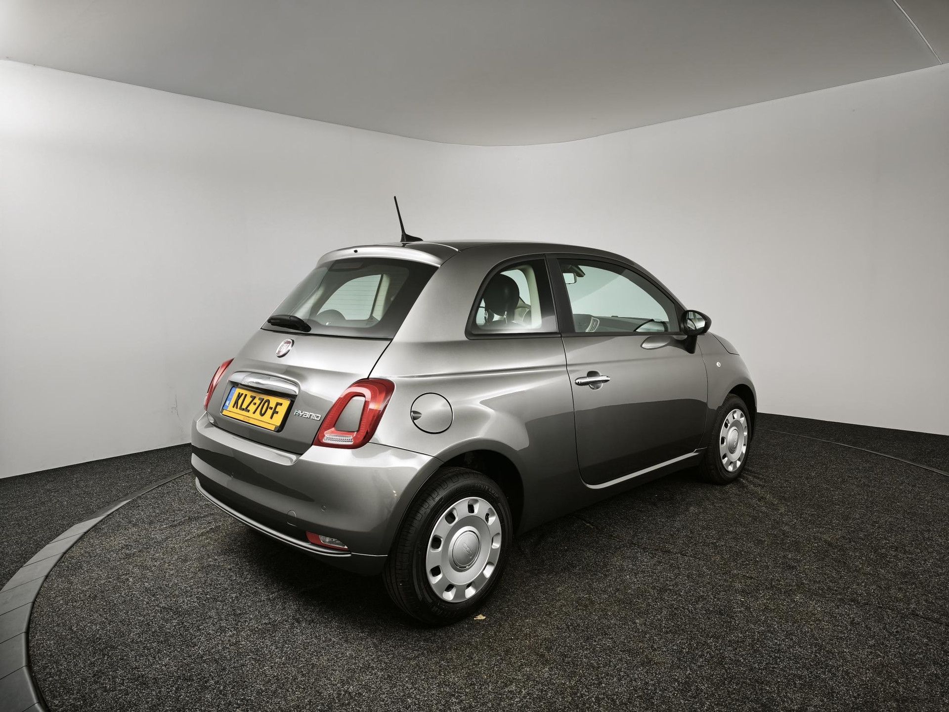 Fiat 500 met kenteken KLZ-70-F – achteraanzicht