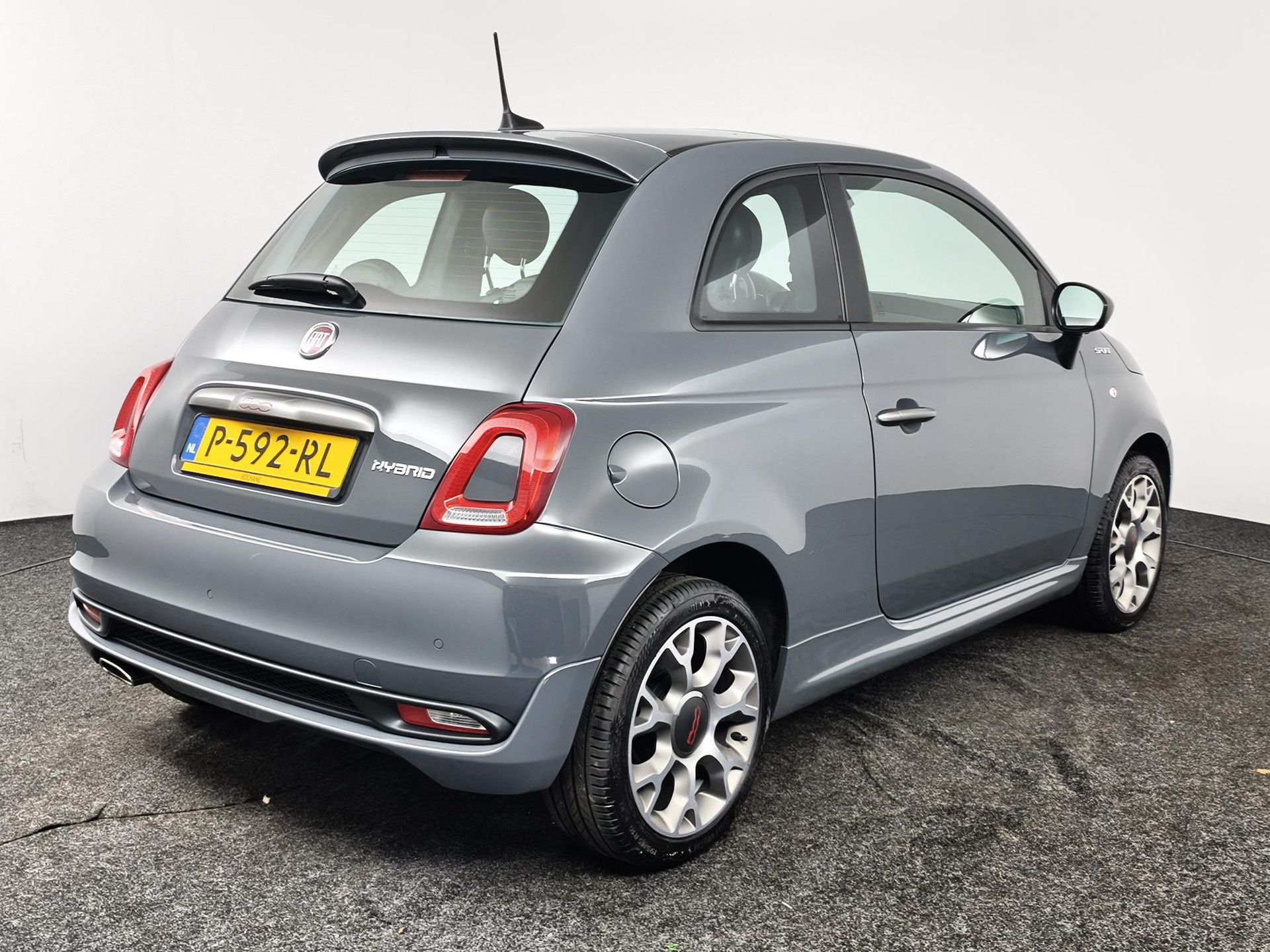 Fiat 500 met kenteken P-592-RL – achteraanzicht