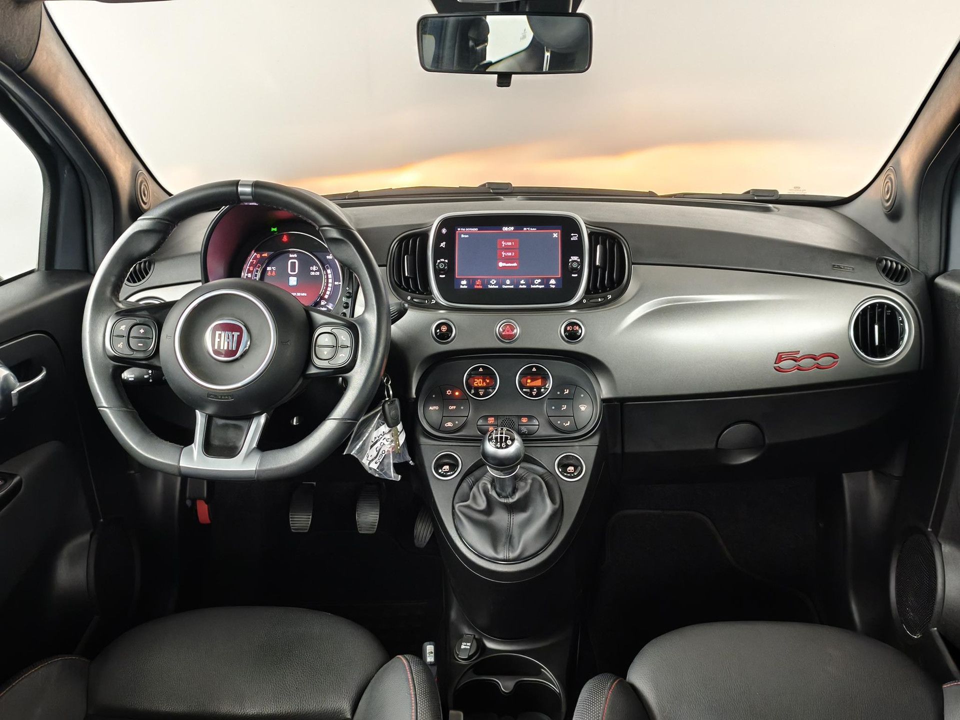 Fiat 500 met kenteken P-592-RL – interieur