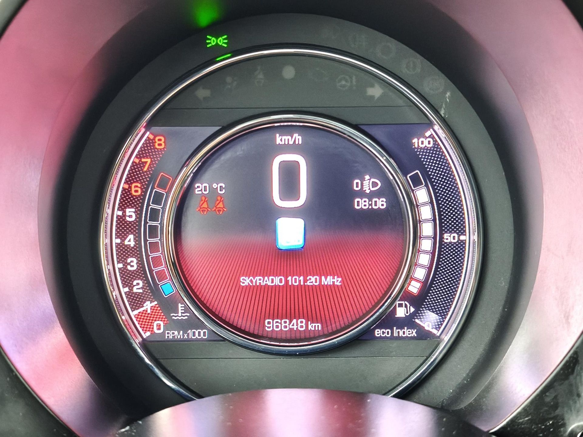 Fiat 500 met kenteken P-592-RL – dashboard