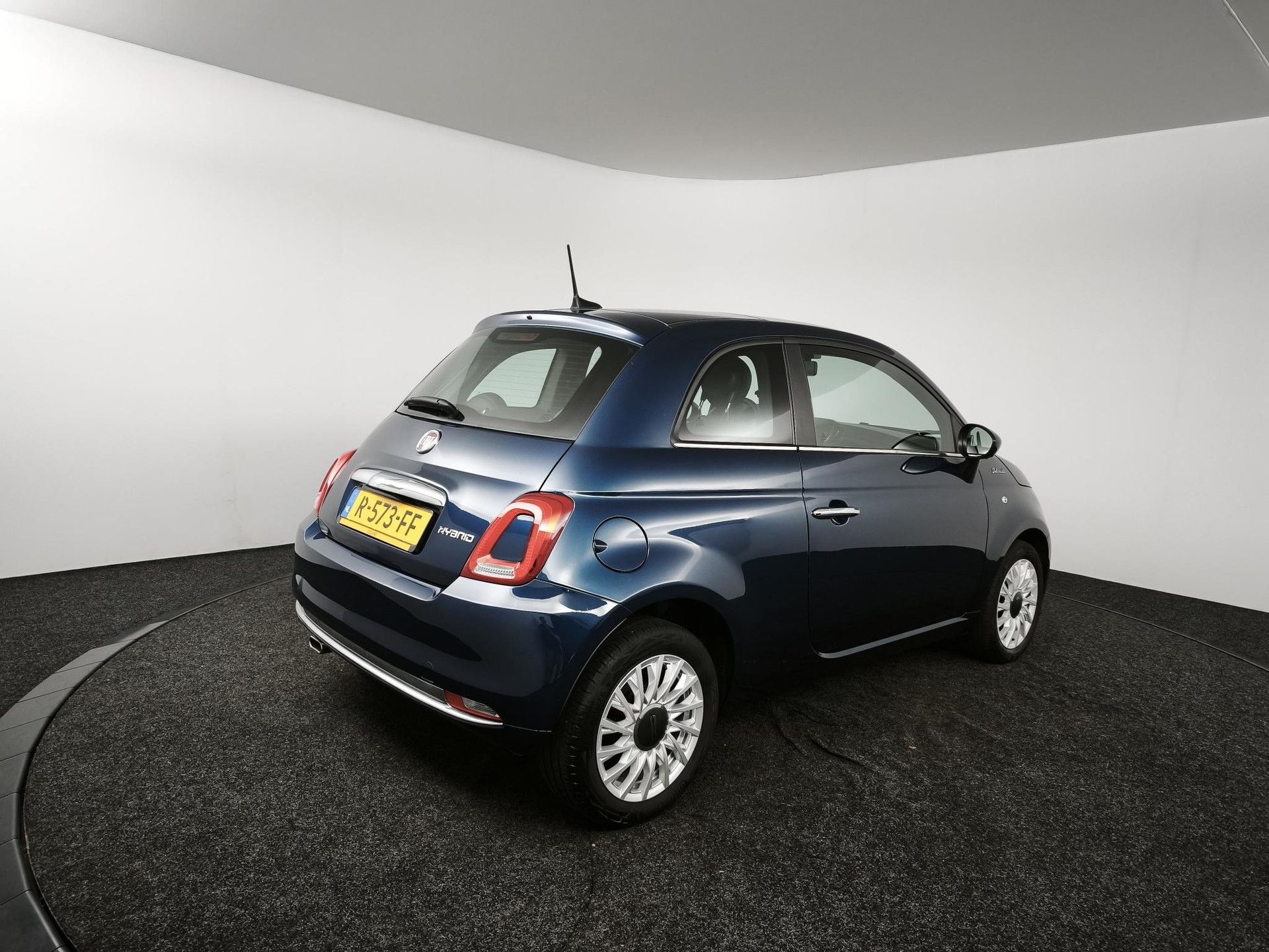 Fiat 500 met kenteken R-573-FF – achteraanzicht