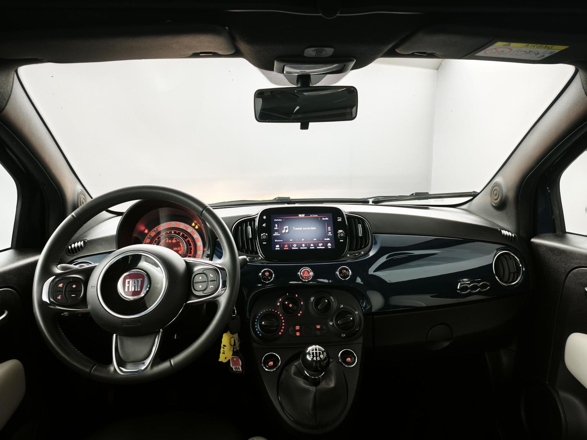 Fiat 500 met kenteken R-573-FF – interieur