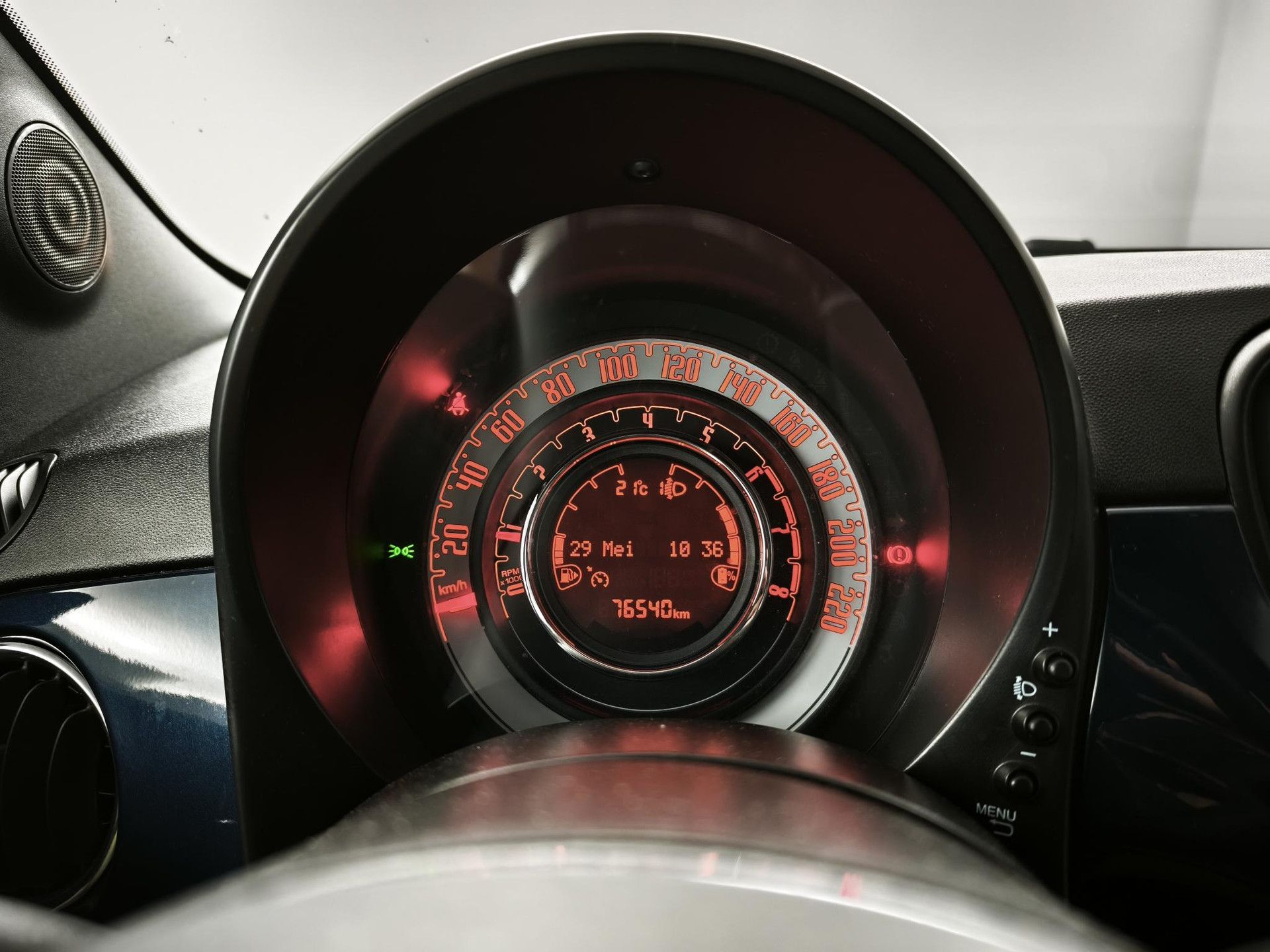 Fiat 500 met kenteken R-573-FF – dashboard