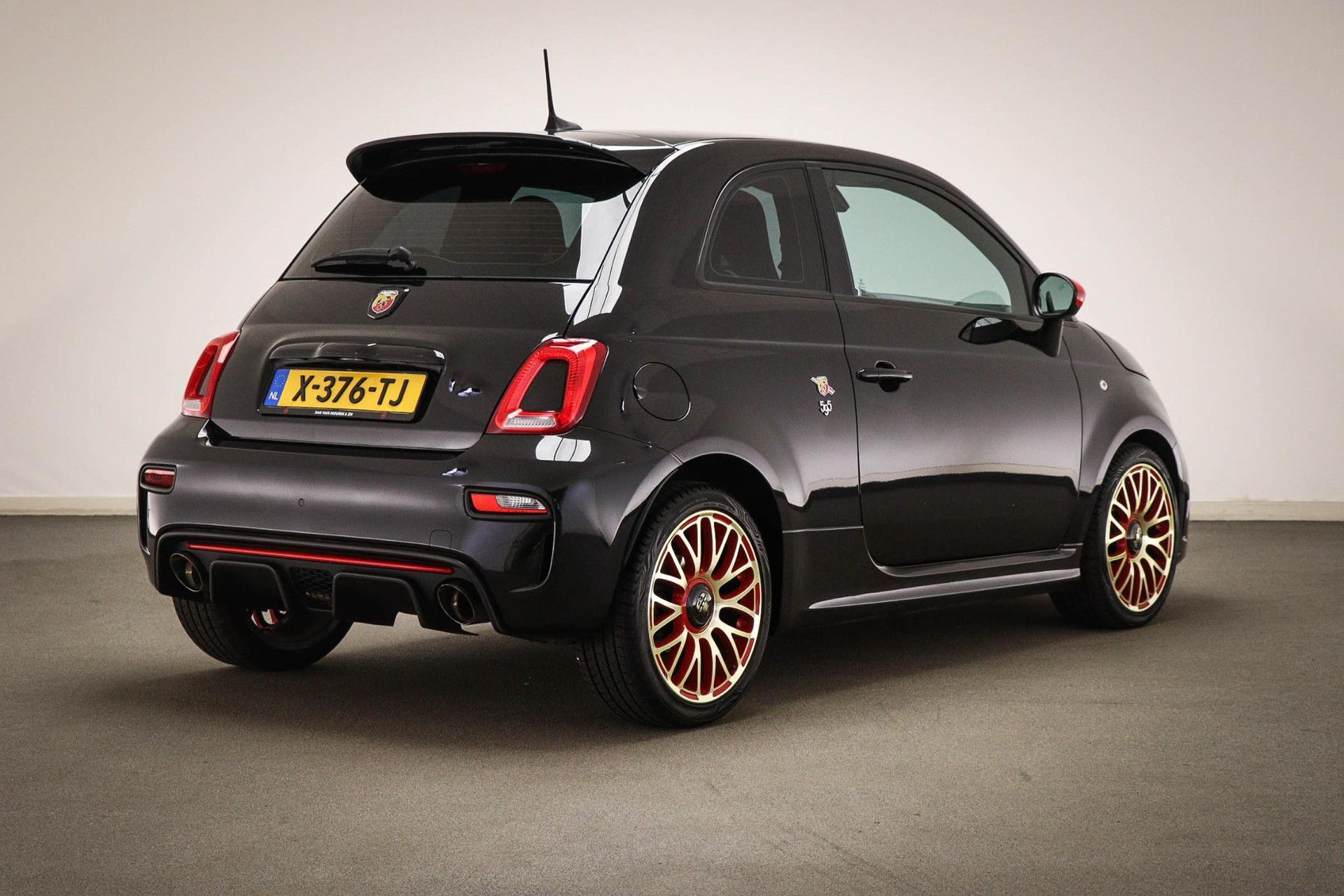 Fiat 500 met kenteken X-376-TJ – achteraanzicht