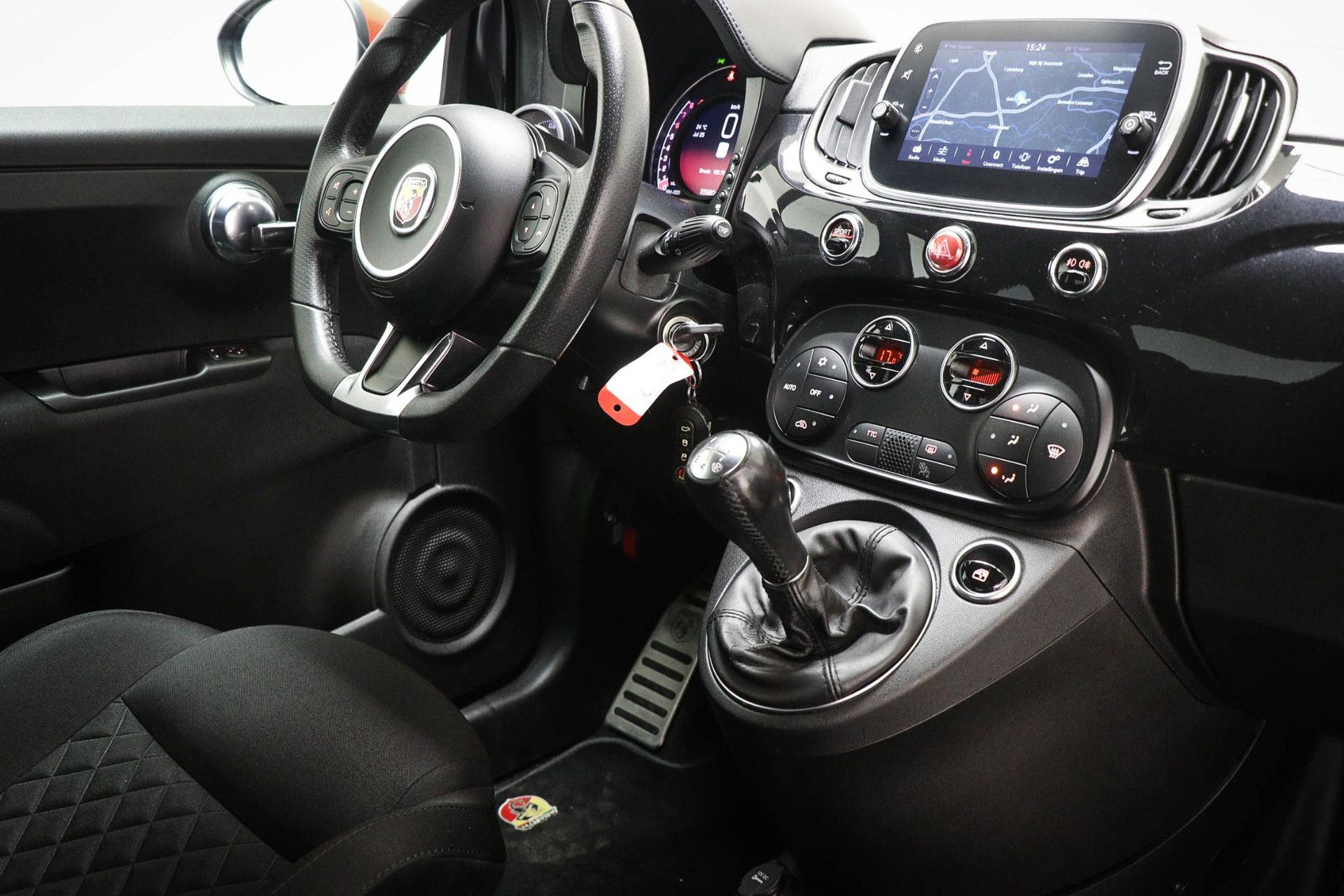 Fiat 500 met kenteken X-376-TJ – dashboard