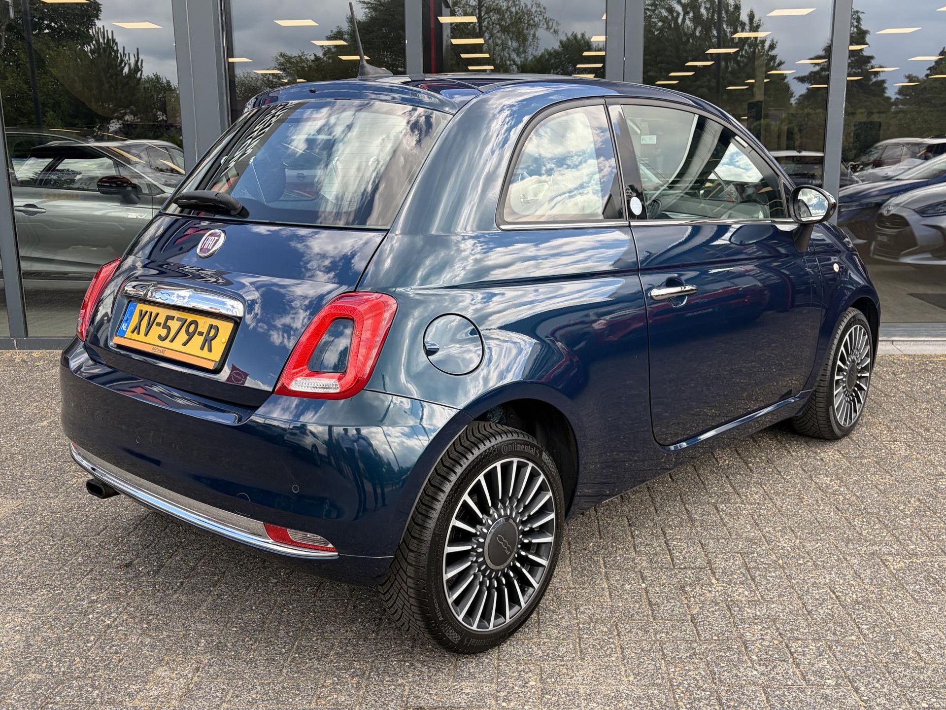 Fiat 500 met kenteken XV-579-R – achteraanzicht