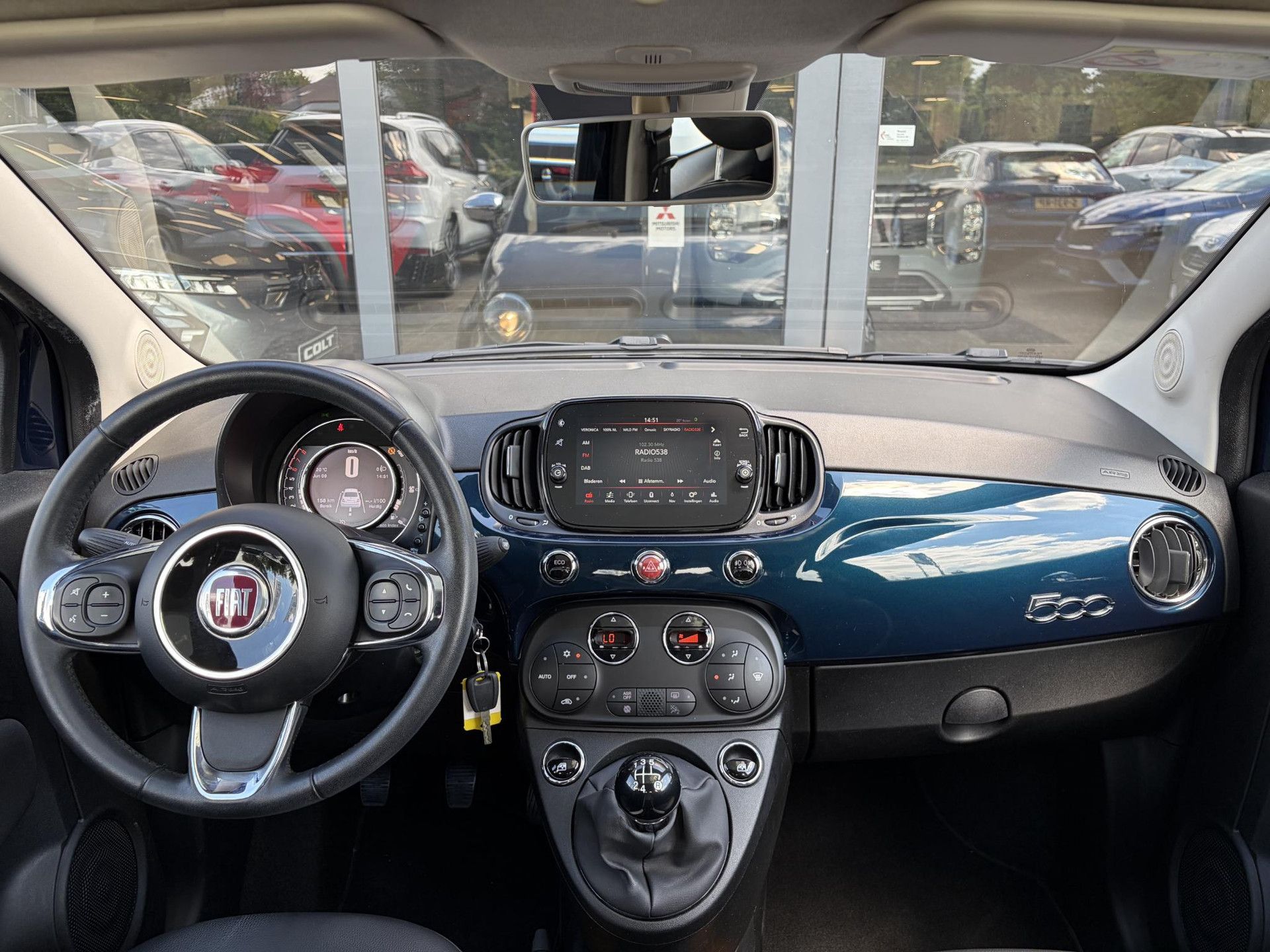 Fiat 500 met kenteken XV-579-R – interieur