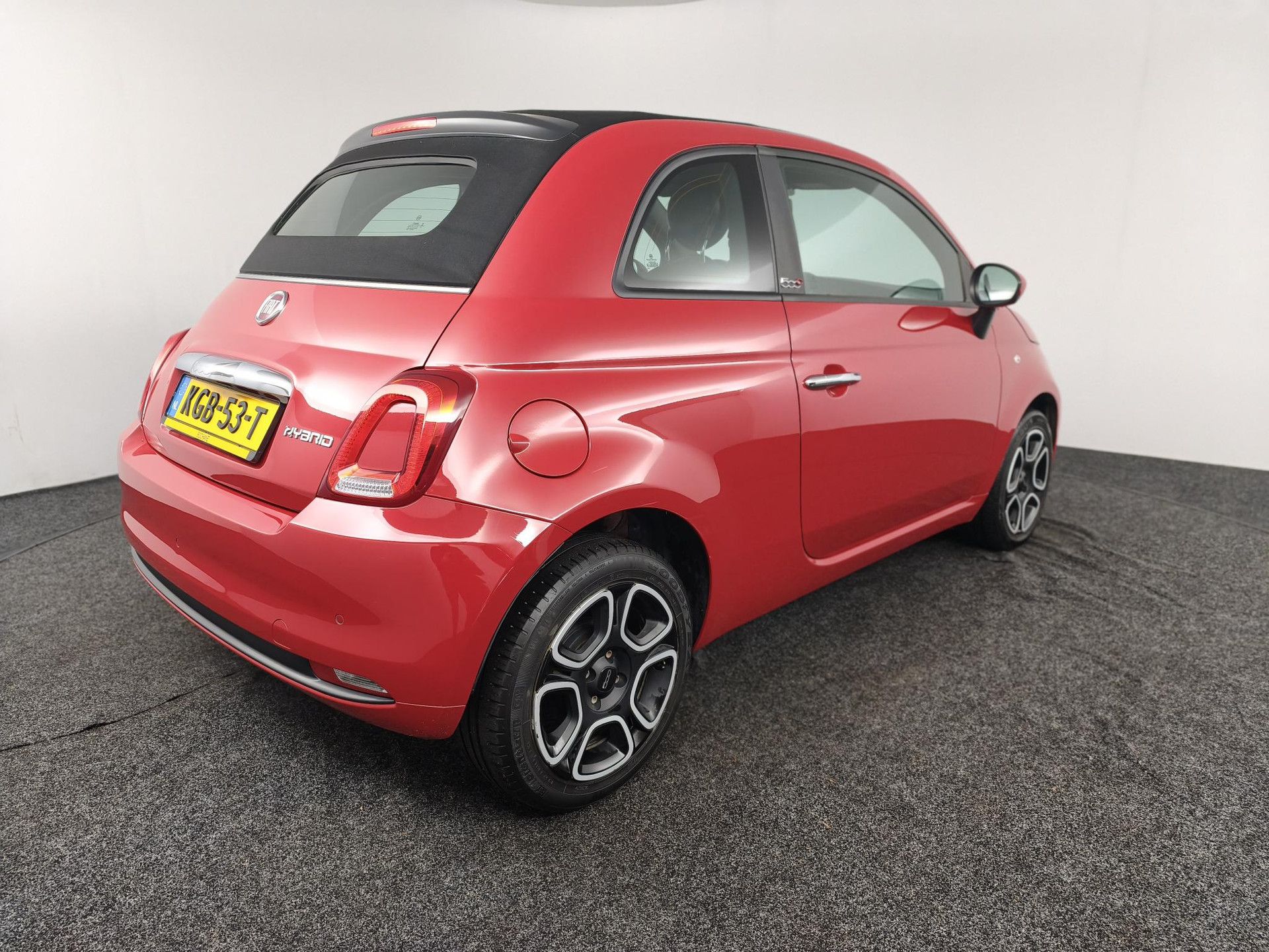 Fiat 500C met kenteken KGB-53-T – achteraanzicht