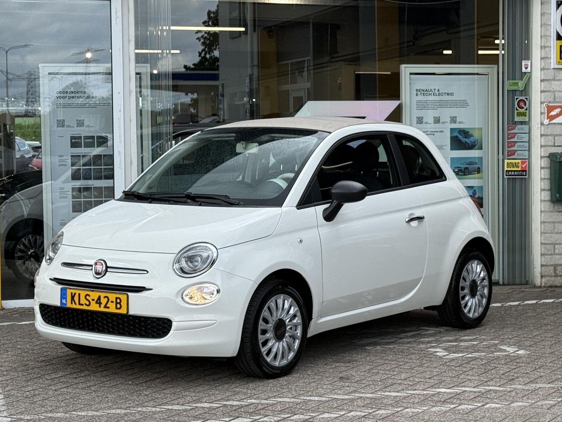 Fiat 500C met kenteken KLS-42-B – achteraanzicht