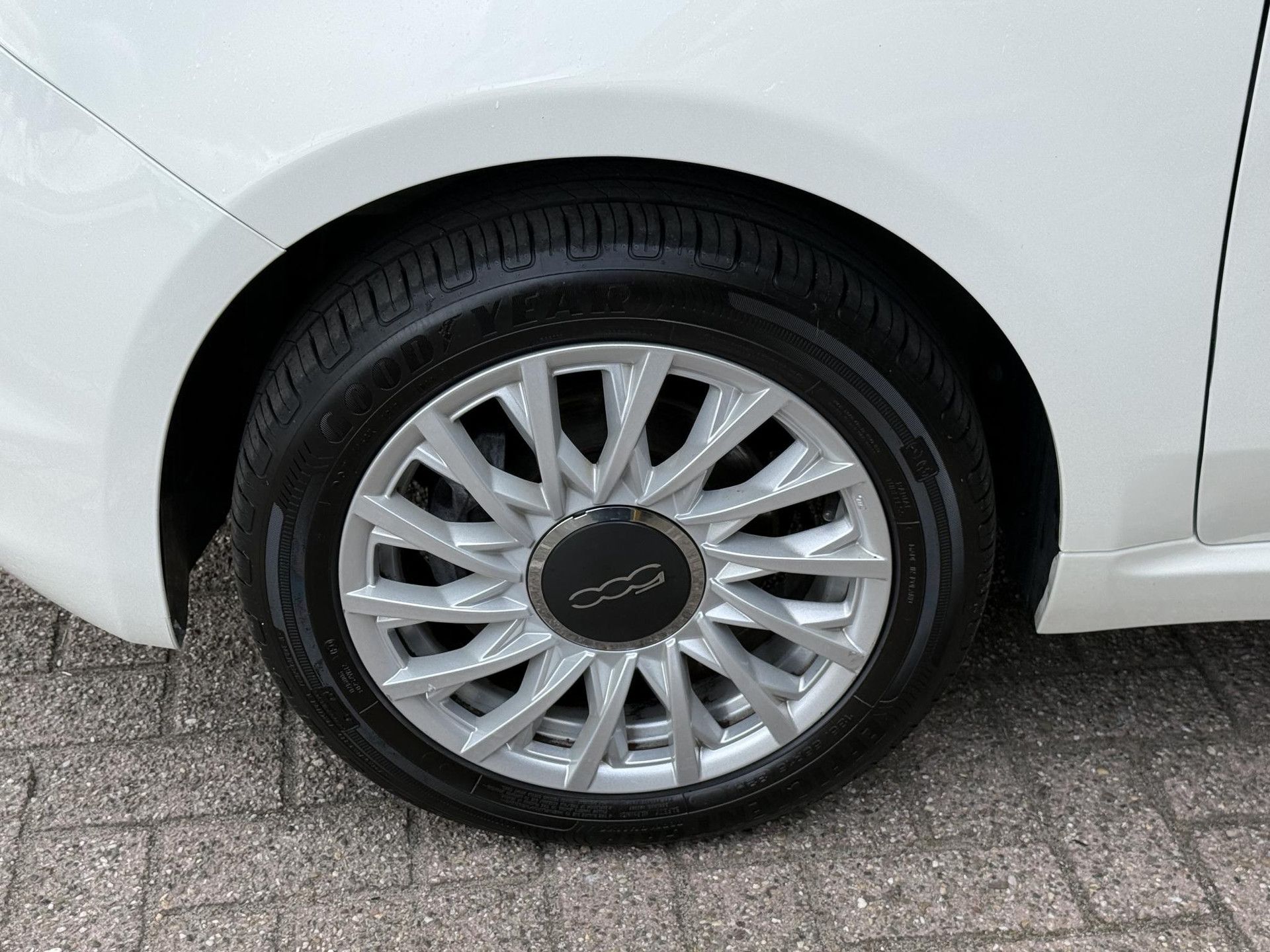 Fiat 500C met kenteken KLS-42-B – interieur