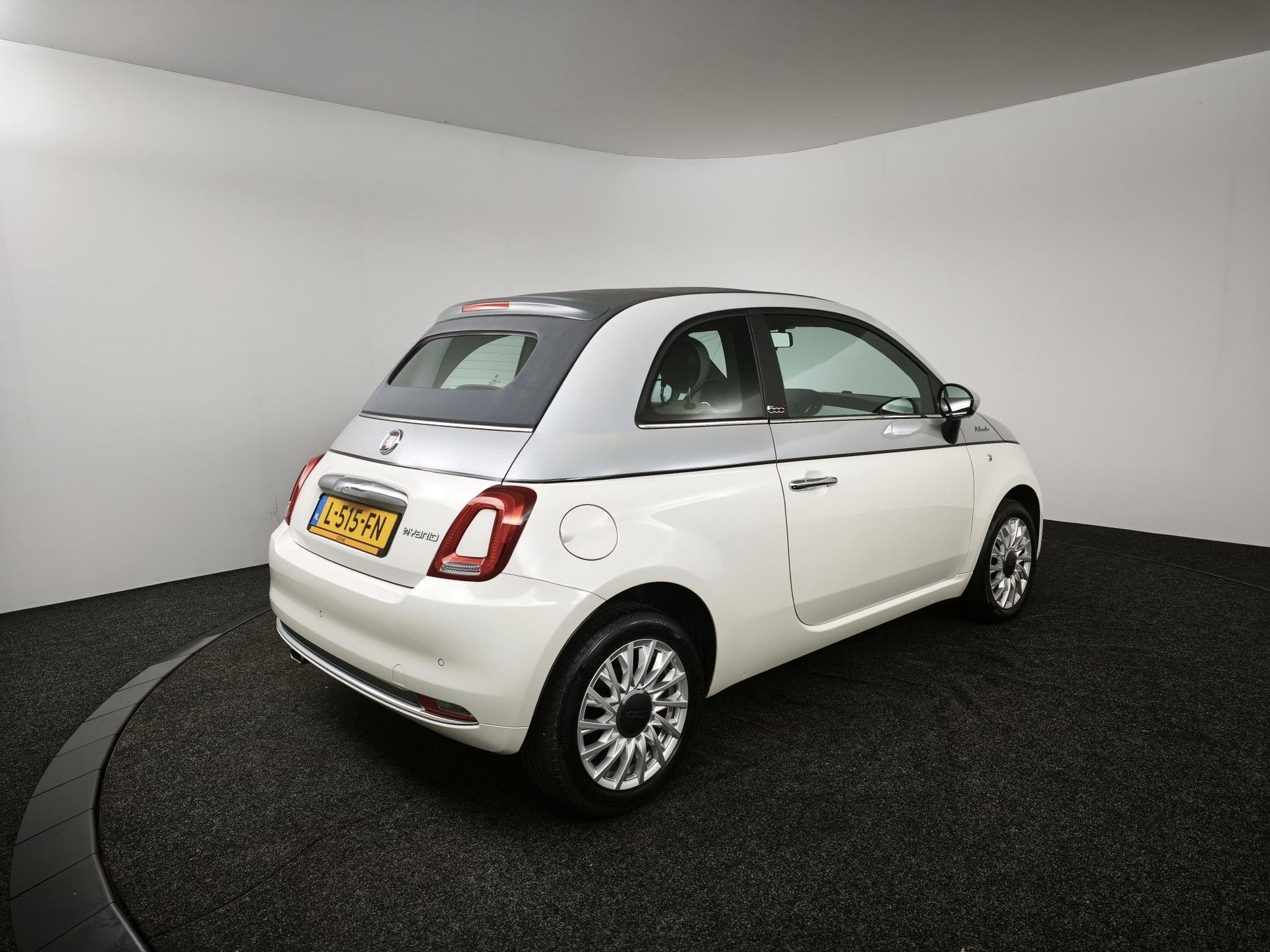 Fiat 500C met kenteken L-515-FN – achteraanzicht