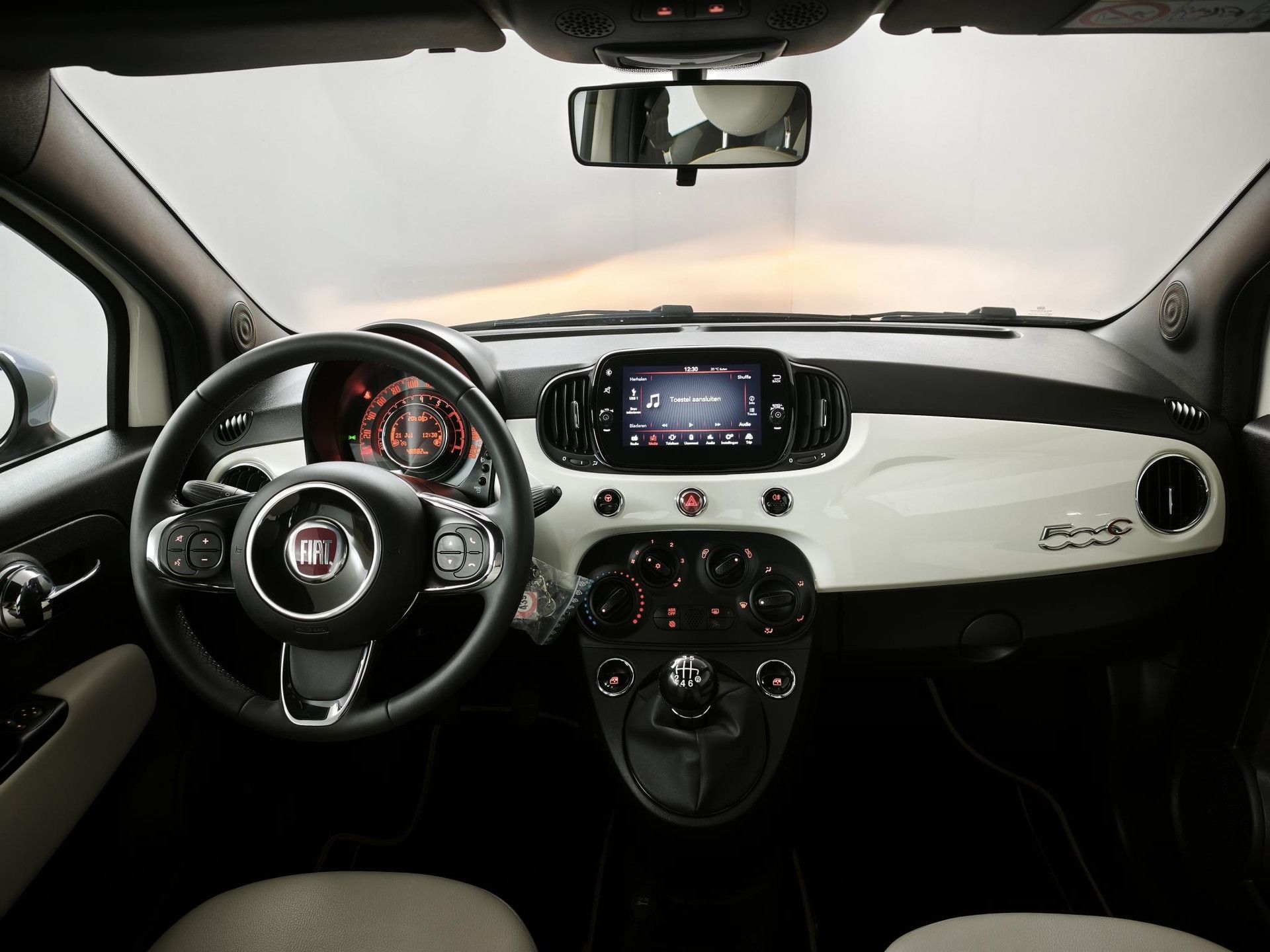Fiat 500C met kenteken L-515-FN – interieur