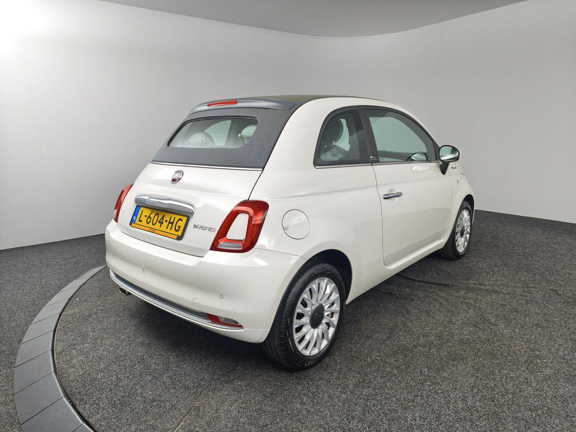 Fiat 500C met kenteken L-604-HG – achteraanzicht