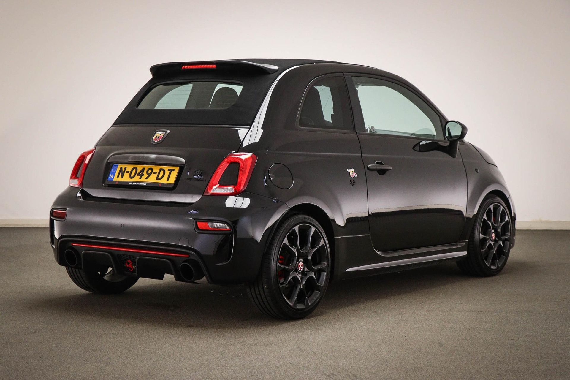 Fiat 500C met kenteken N-049-DT – achteraanzicht