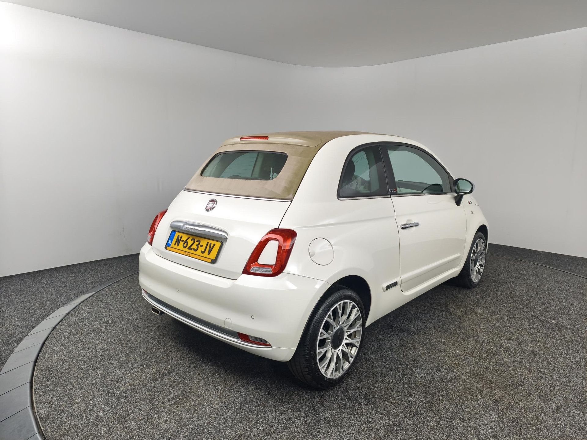 Fiat 500C met kenteken N-623-JV – achteraanzicht