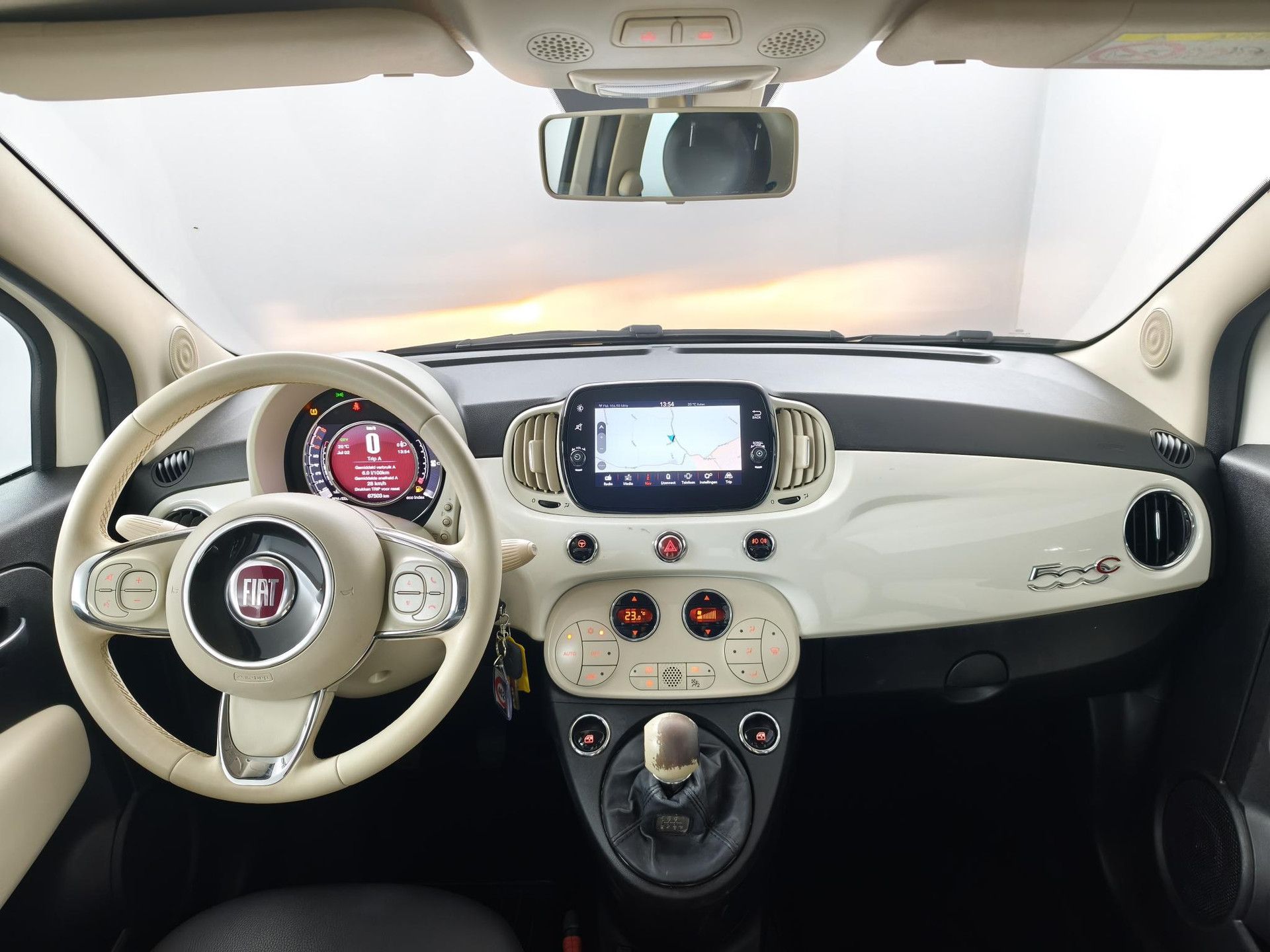 Fiat 500C met kenteken N-623-JV – interieur