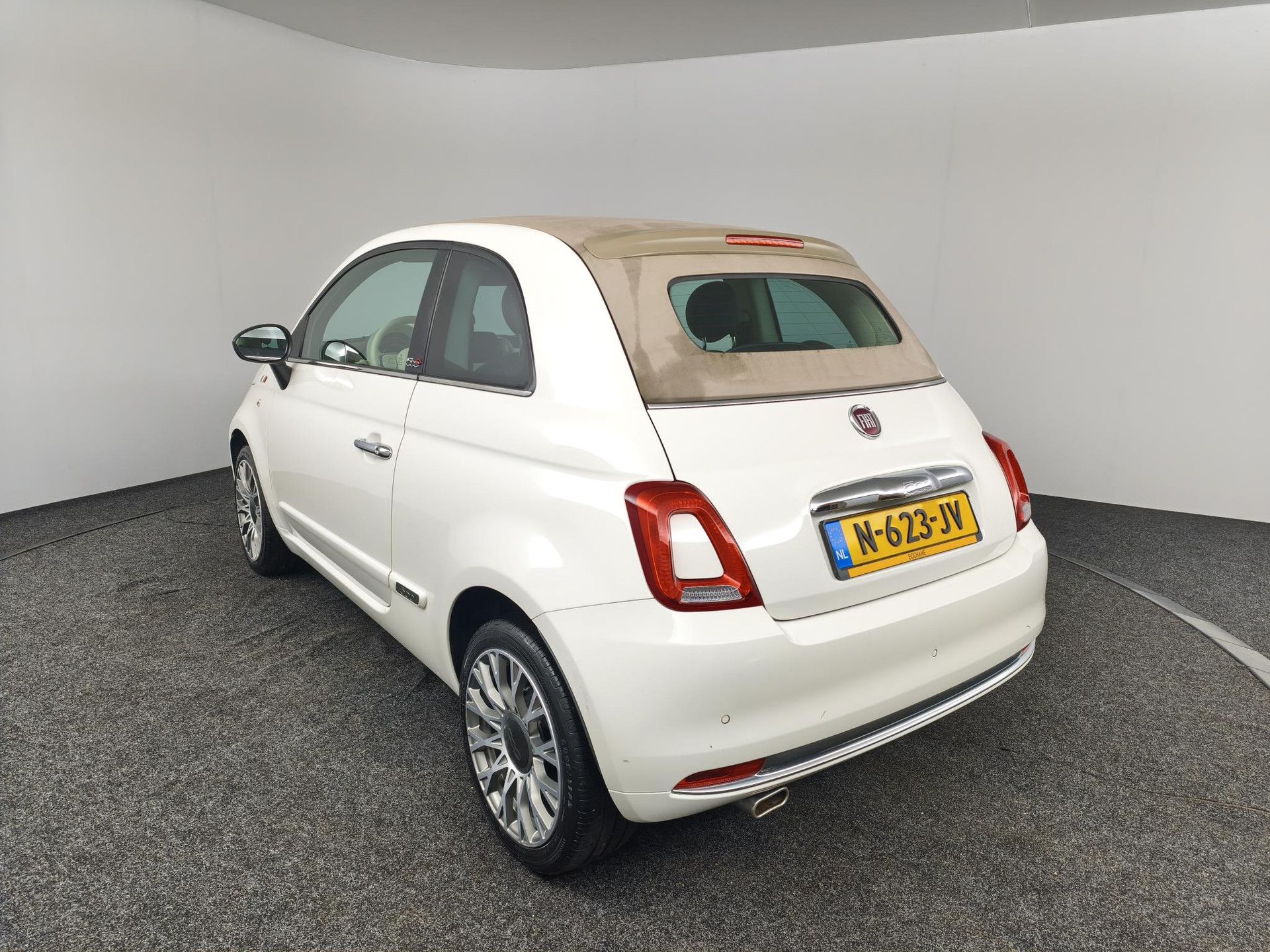 Fiat 500C met kenteken N-623-JV – detailfoto
