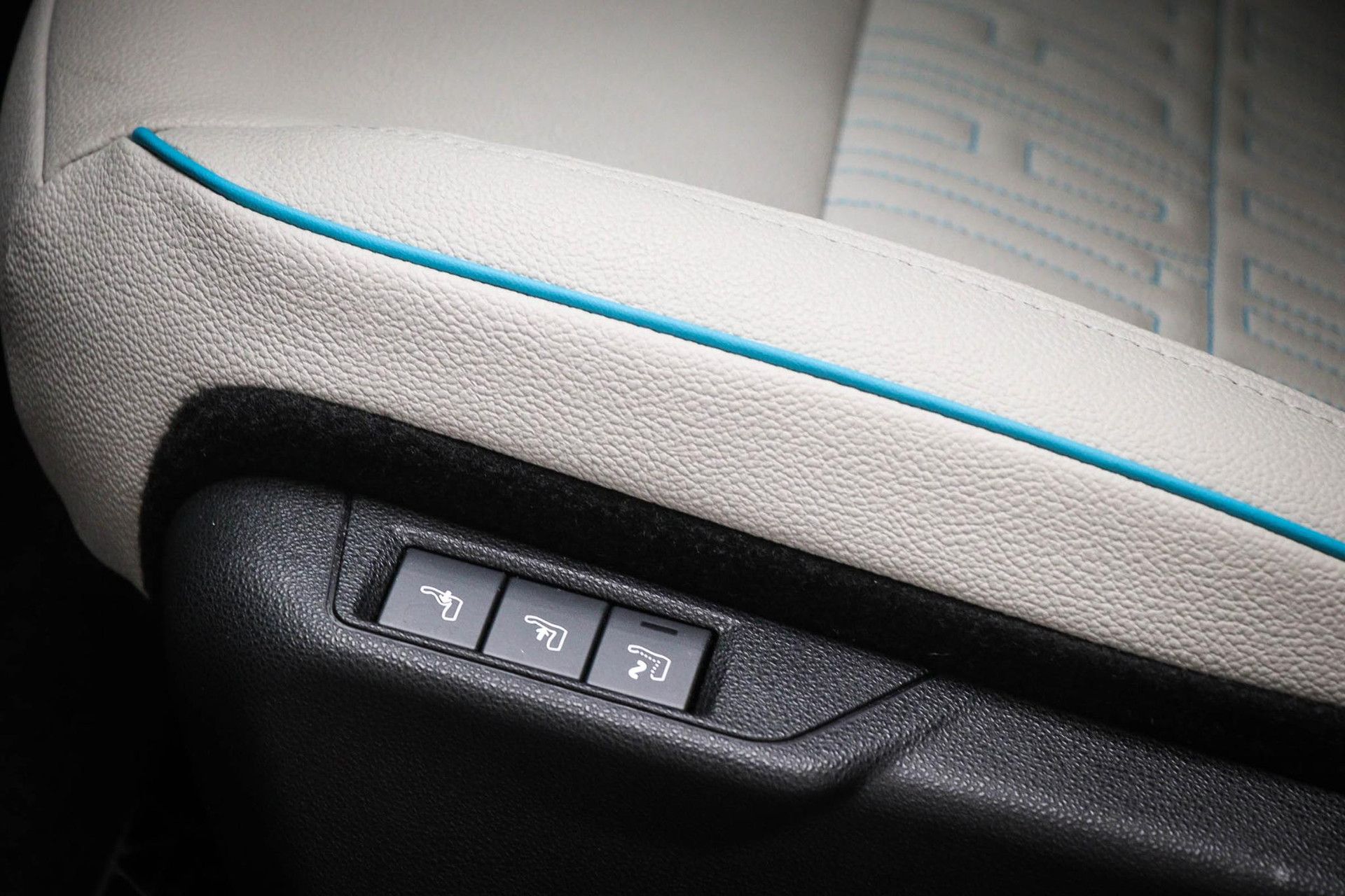 Fiat 600e met kenteken GVP-56-T – detailfoto