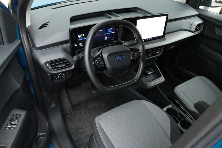 Ford E-Transit met kenteken V-83-PRD – achteraanzicht