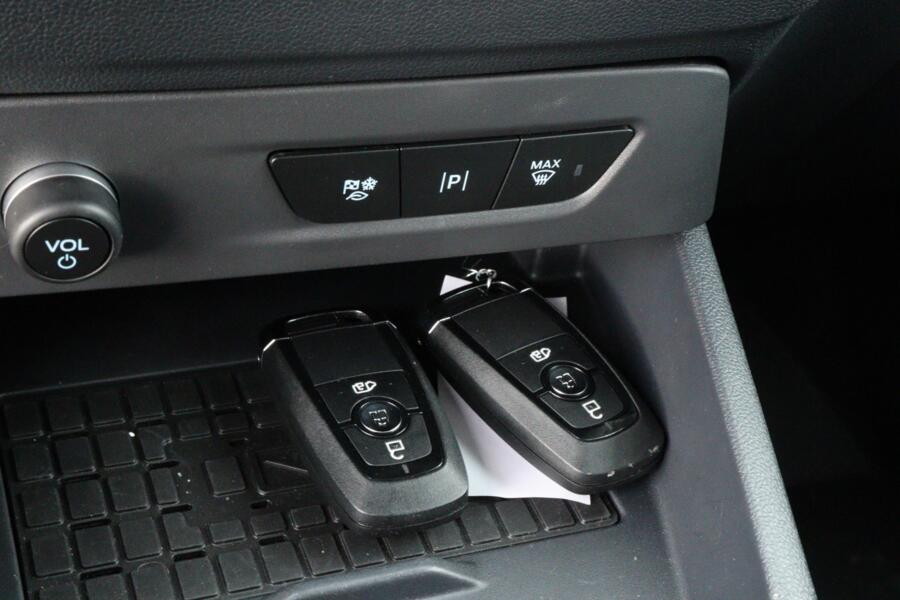 Ford E-Transit met kenteken V-83-PRD – detailfoto