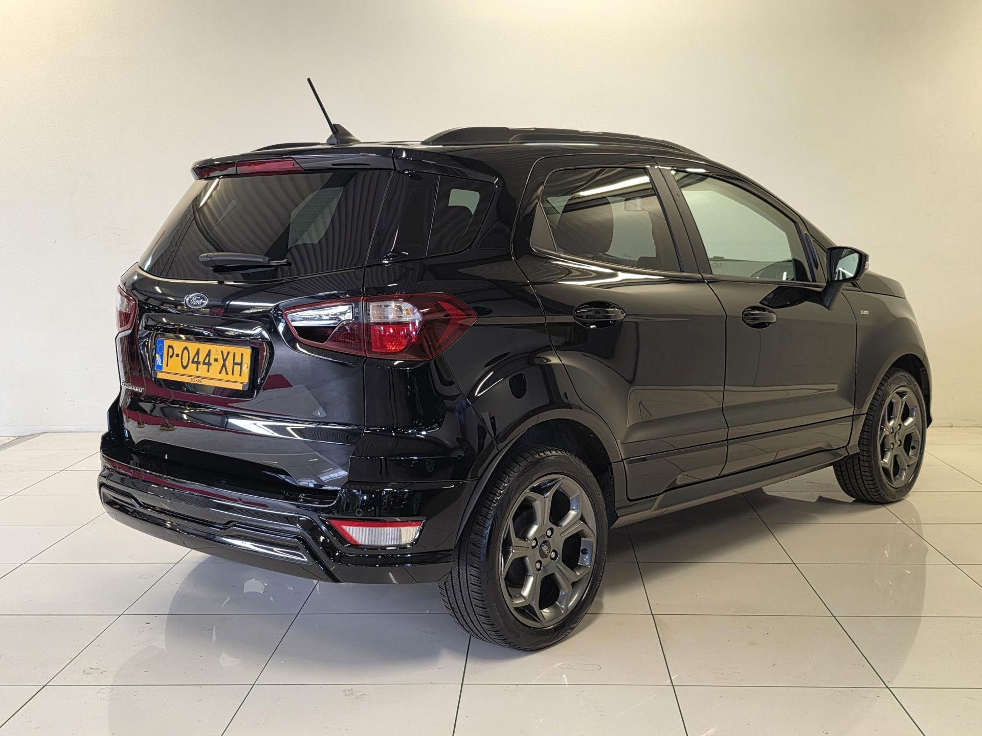 Ford EcoSport met kenteken P-044-XH – achteraanzicht