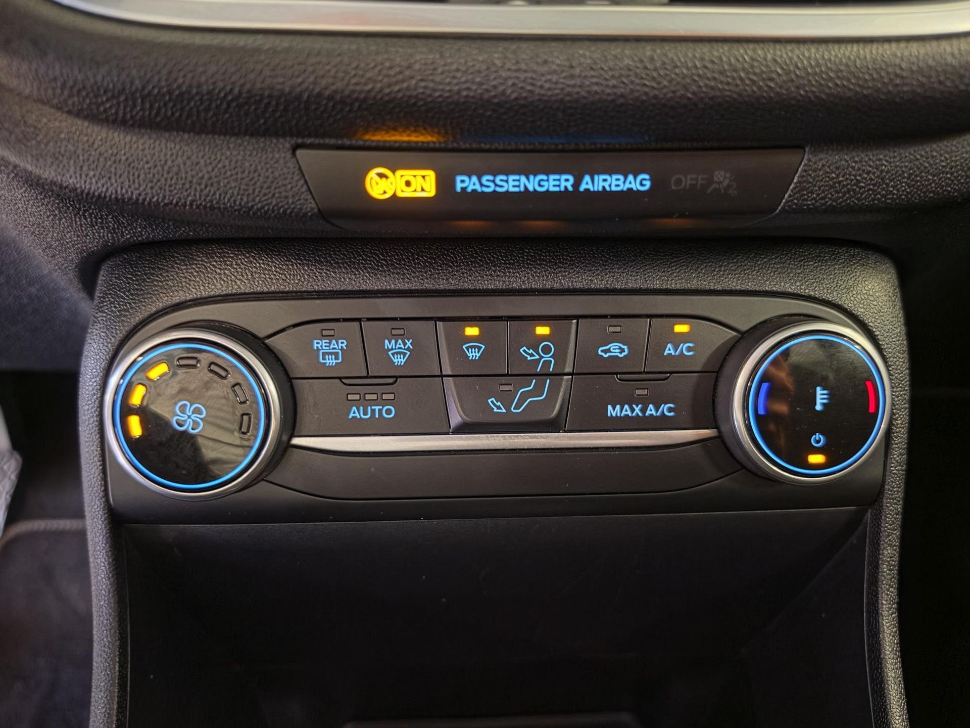 Ford Fiesta met kenteken KJG-40-R – dashboard