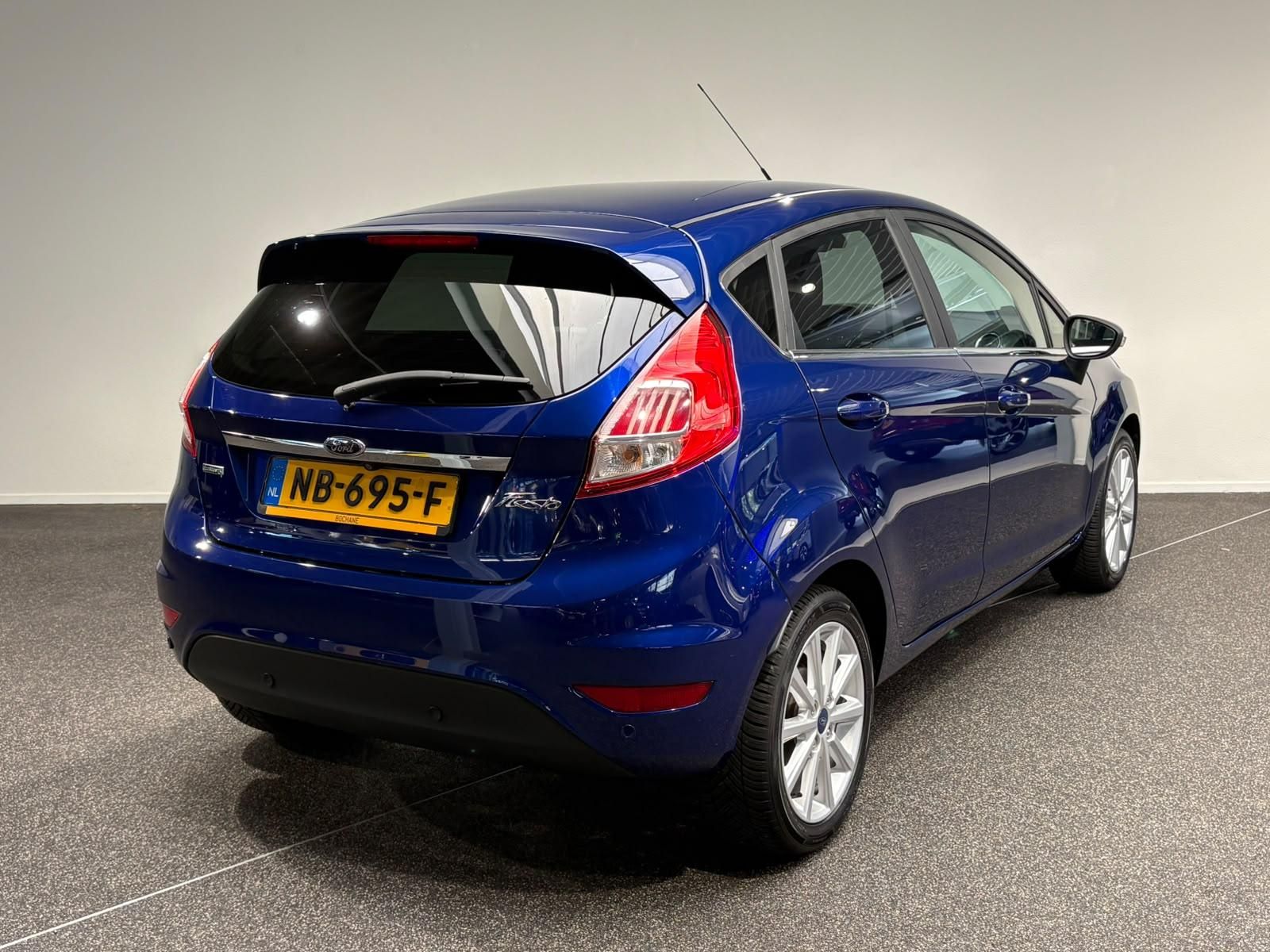 Ford Fiesta met kenteken NB-695-F – achteraanzicht