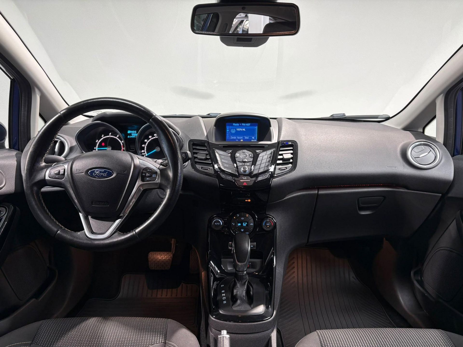 Ford Fiesta met kenteken NB-695-F – interieur