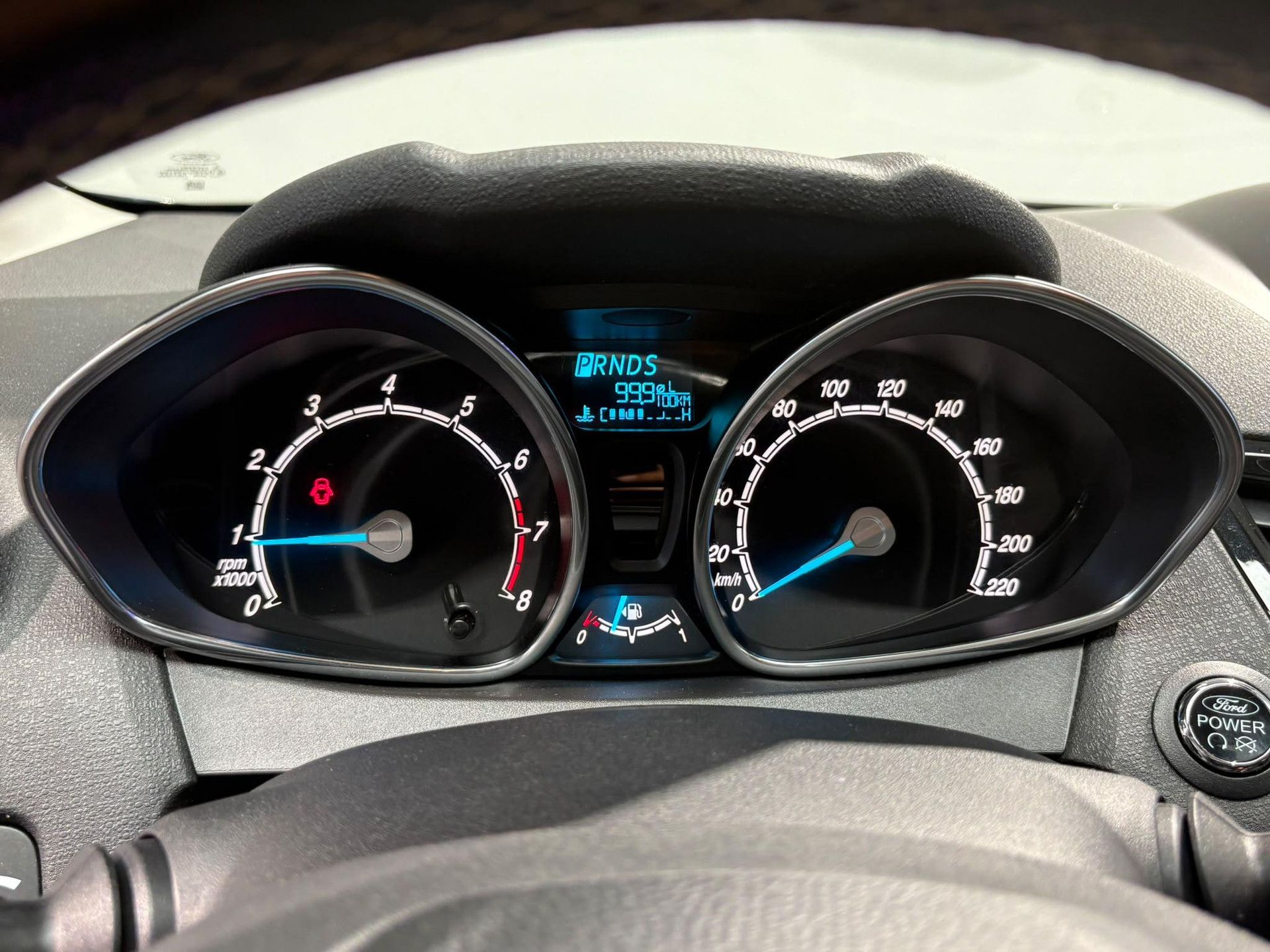 Ford Fiesta met kenteken NB-695-F – dashboard
