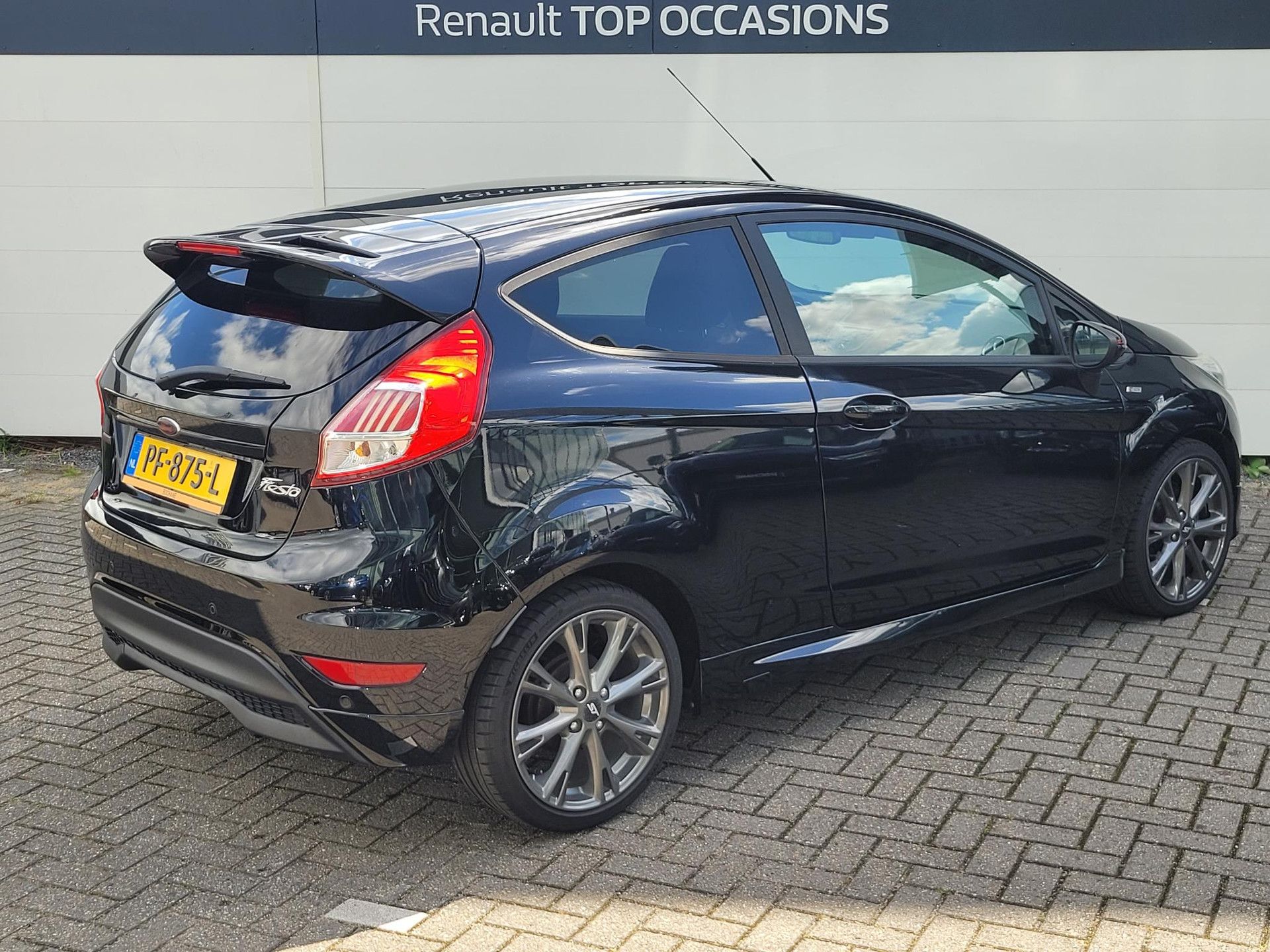 Ford Fiesta met kenteken PF-875-L – achteraanzicht