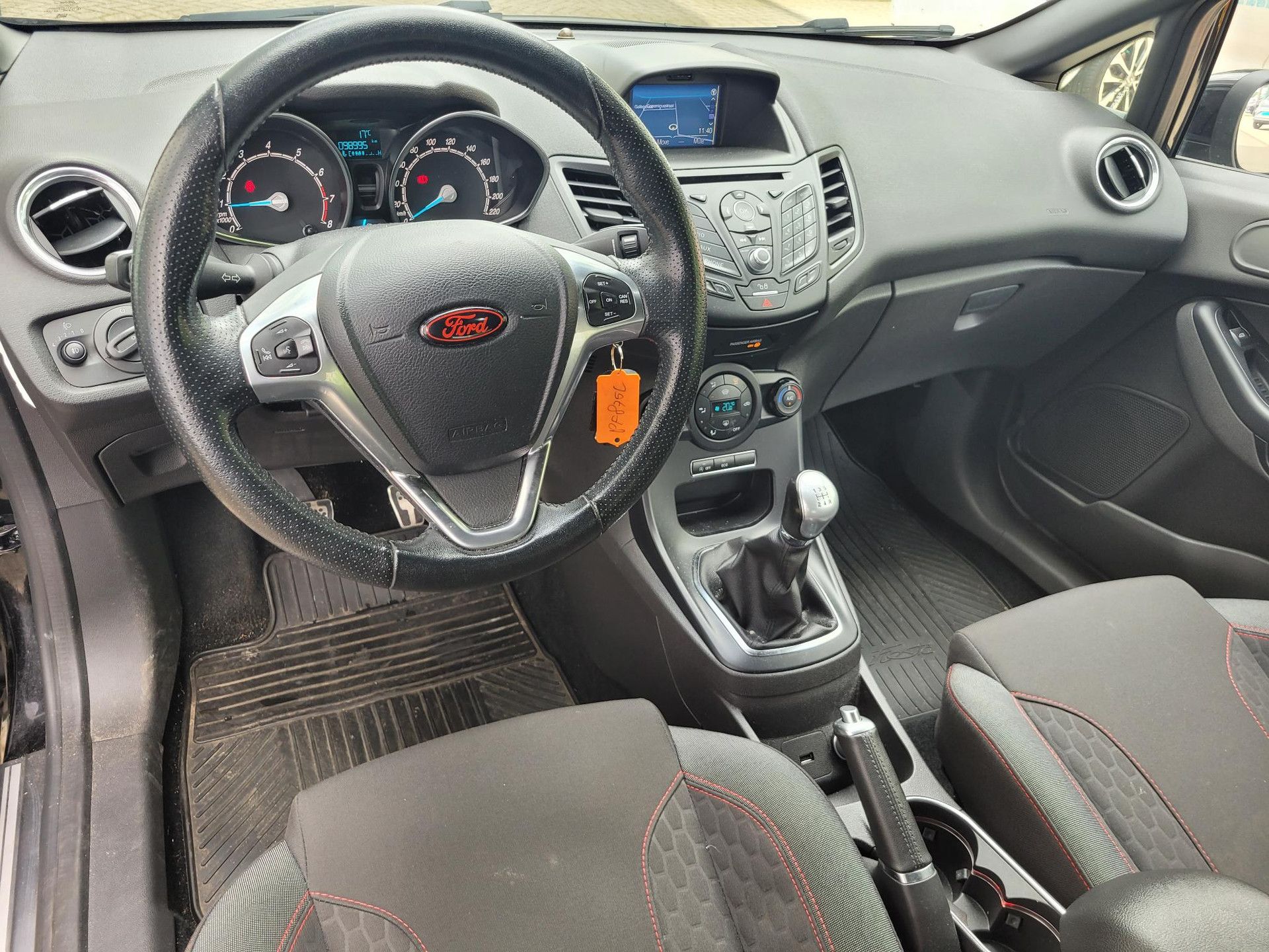 Ford Fiesta met kenteken PF-875-L – interieur