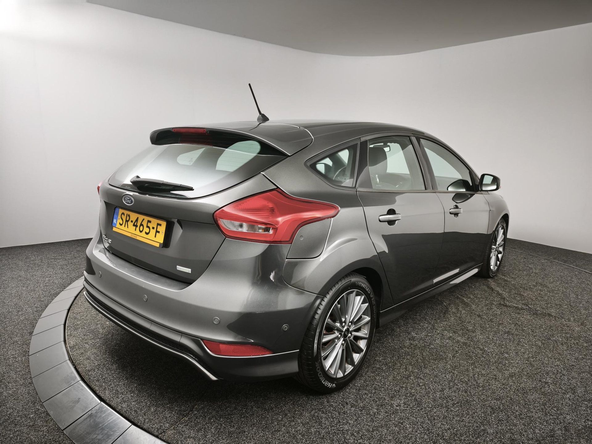 Ford Focus met kenteken SR-465-F – achteraanzicht