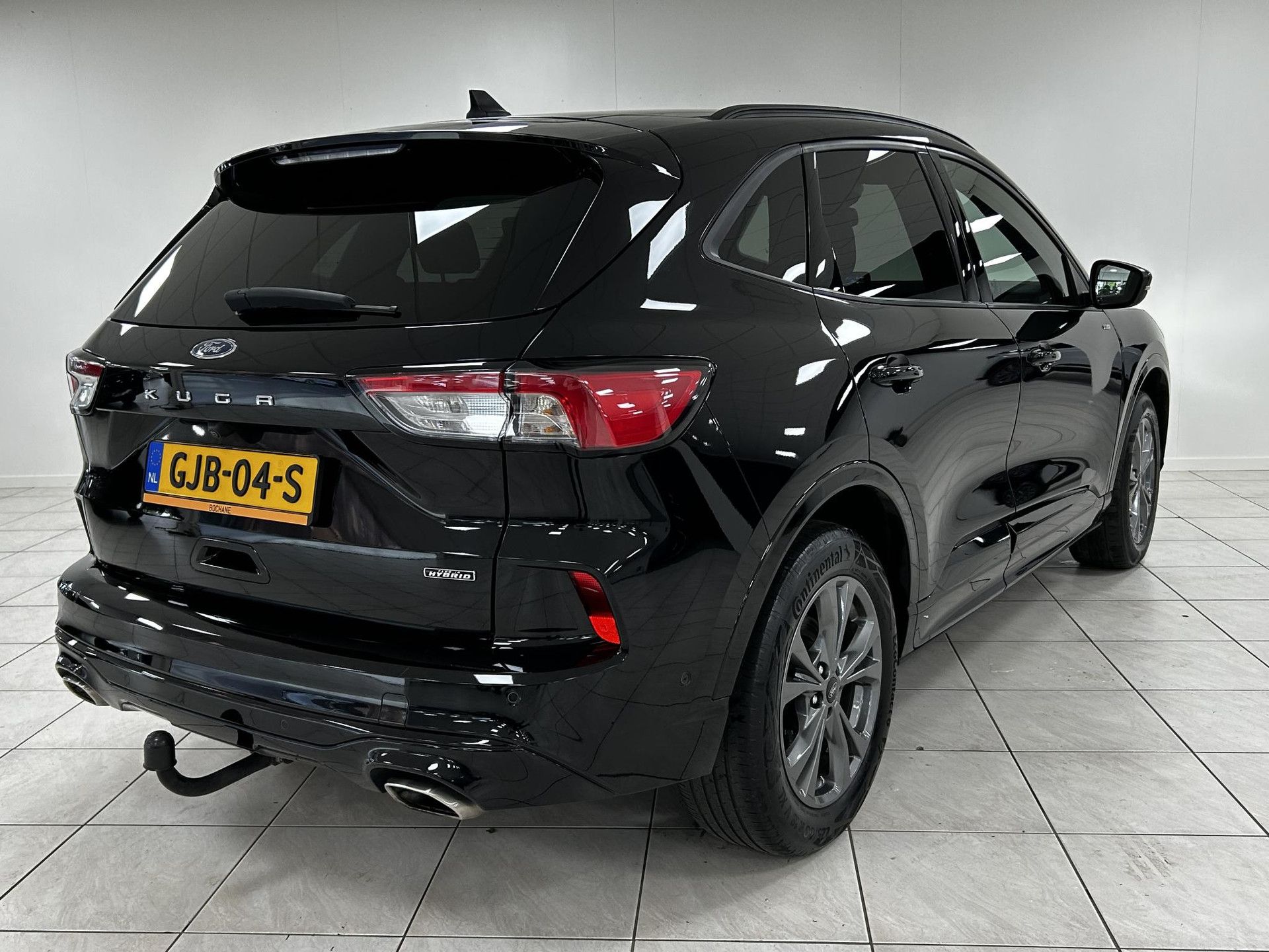 Ford Kuga met kenteken GJB-04-S – achteraanzicht