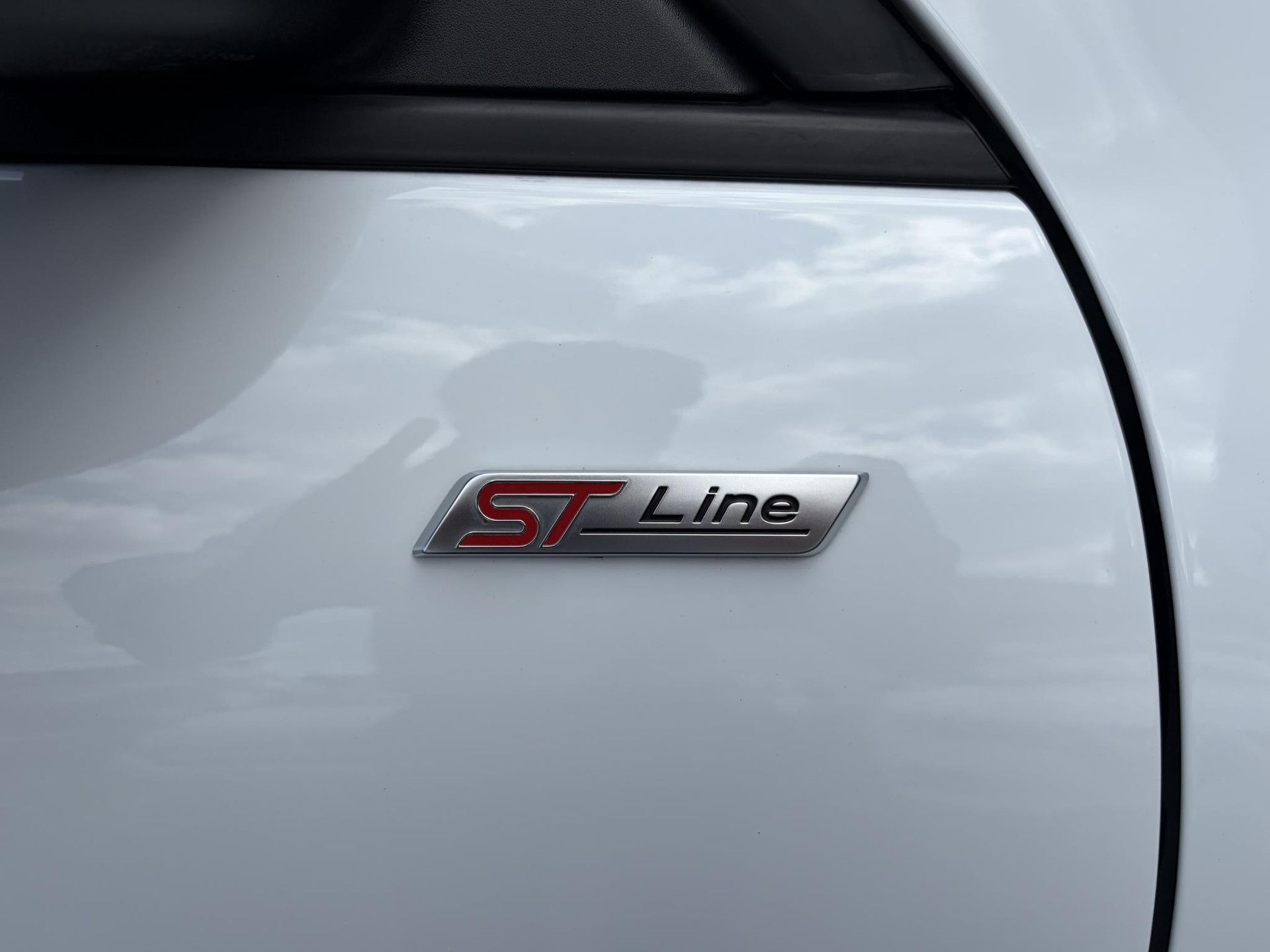 Ford Kuga met kenteken HHX-54-R – detailfoto