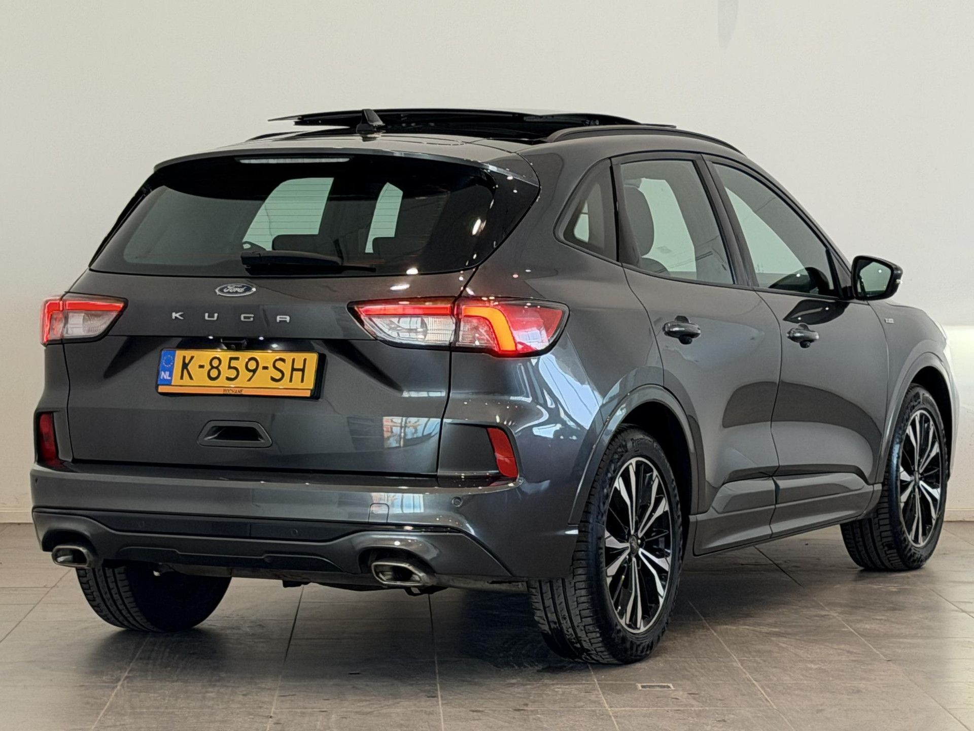 Ford Kuga met kenteken K-859-SH – achteraanzicht