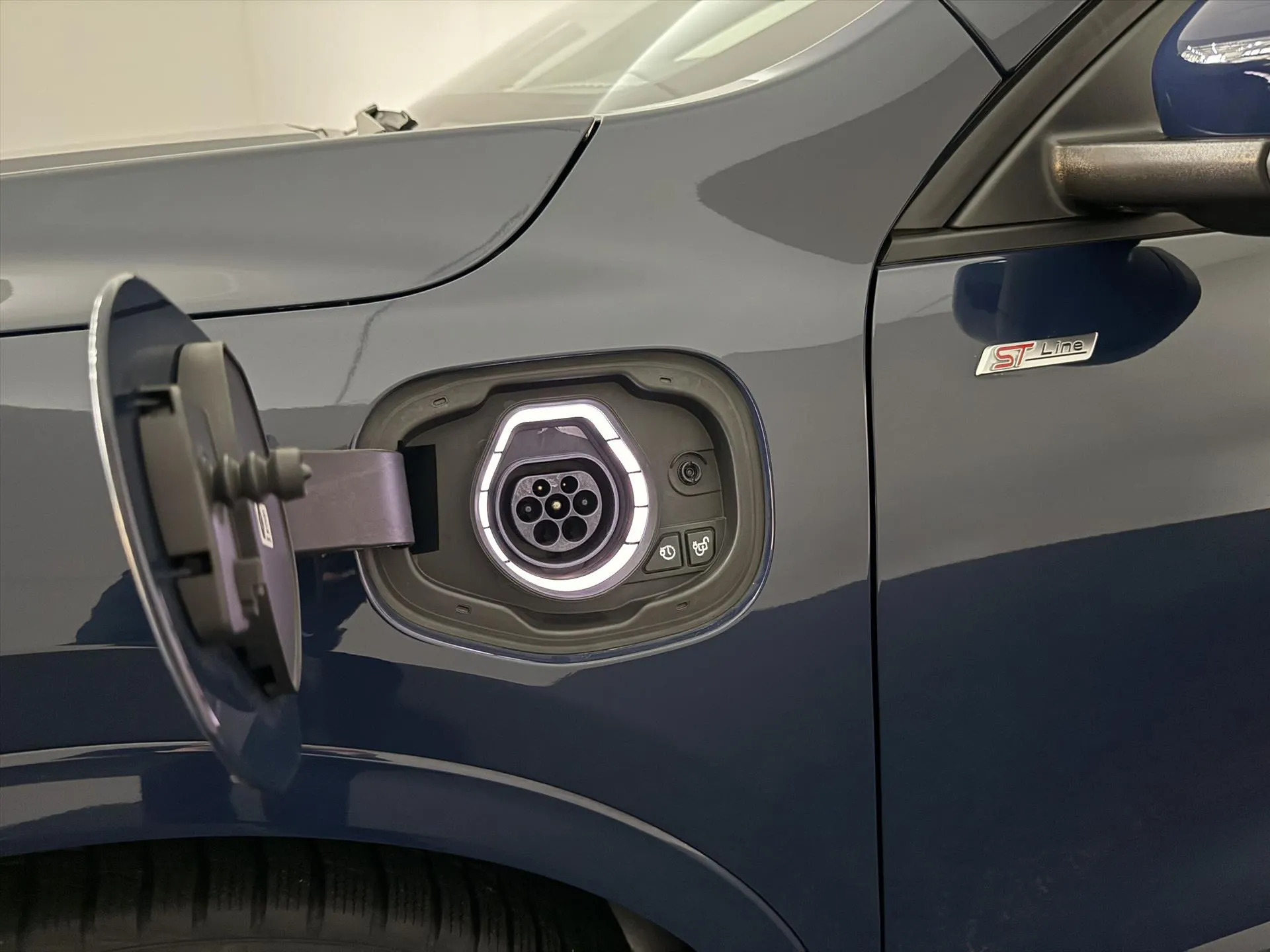 Ford Kuga met kenteken KLL-15-R – achteraanzicht
