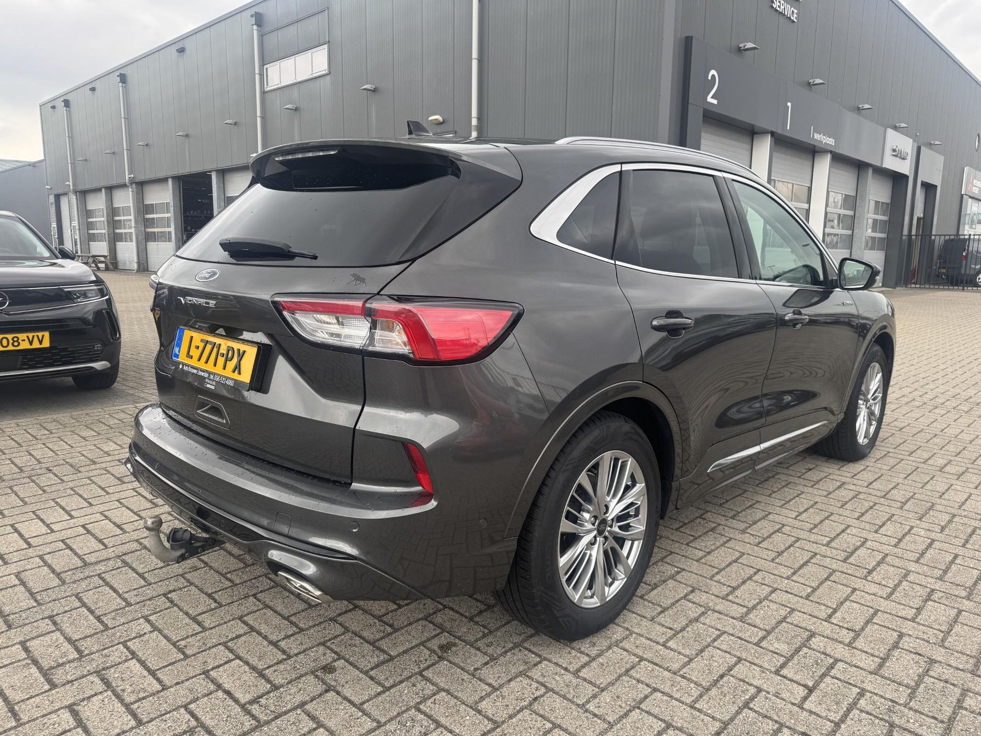 Ford Kuga met kenteken L-771-PX – achteraanzicht