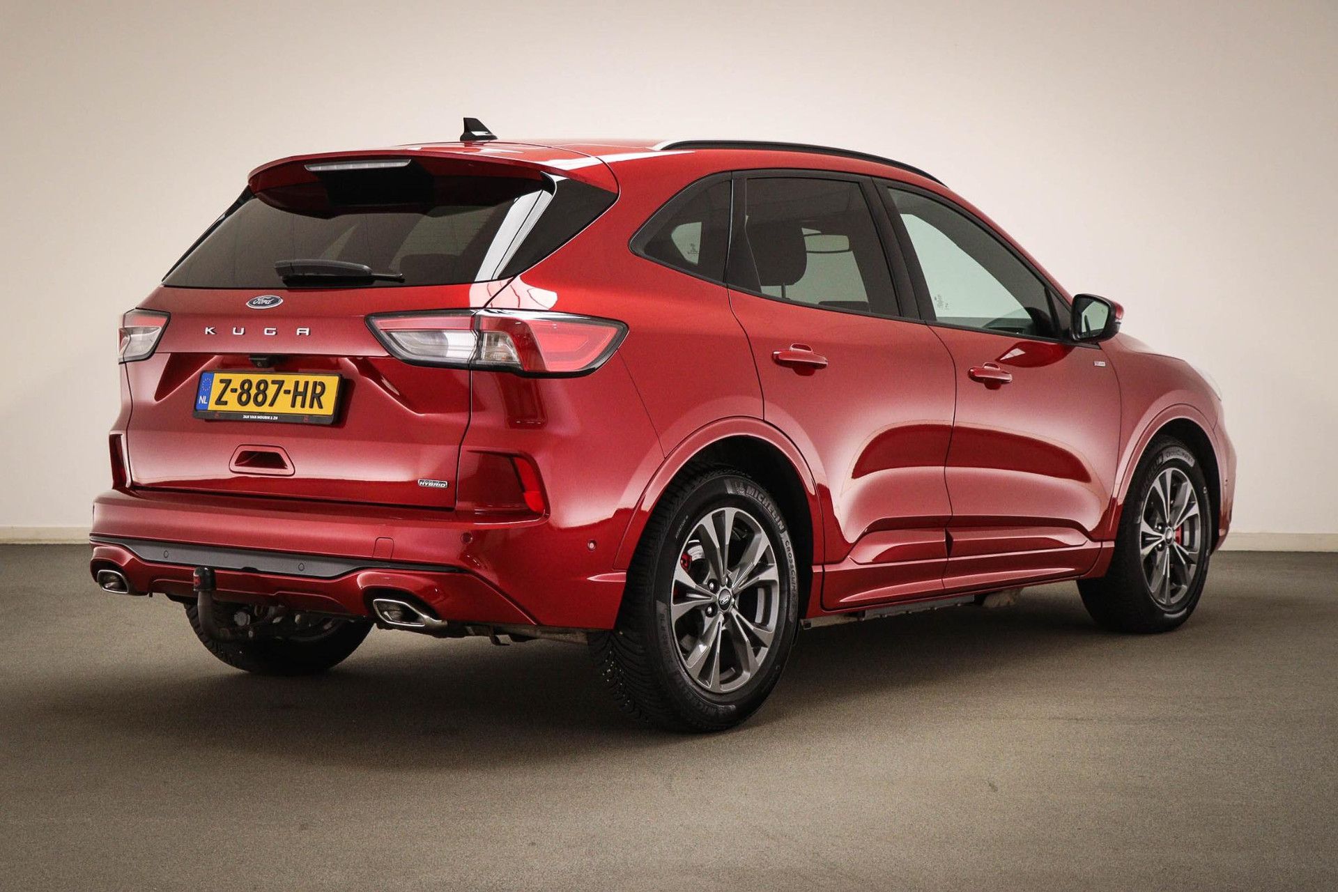 Ford Kuga met kenteken Z-887-HR – achteraanzicht