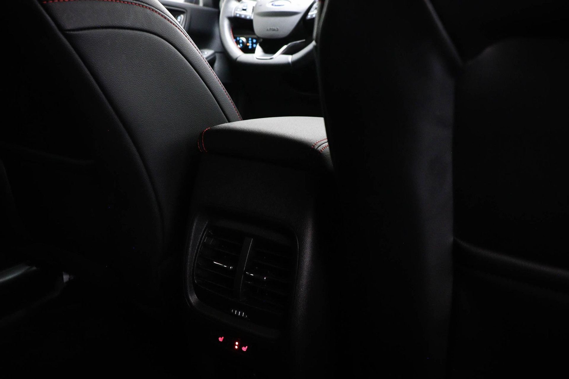 Ford Kuga met kenteken Z-887-HR – interieur