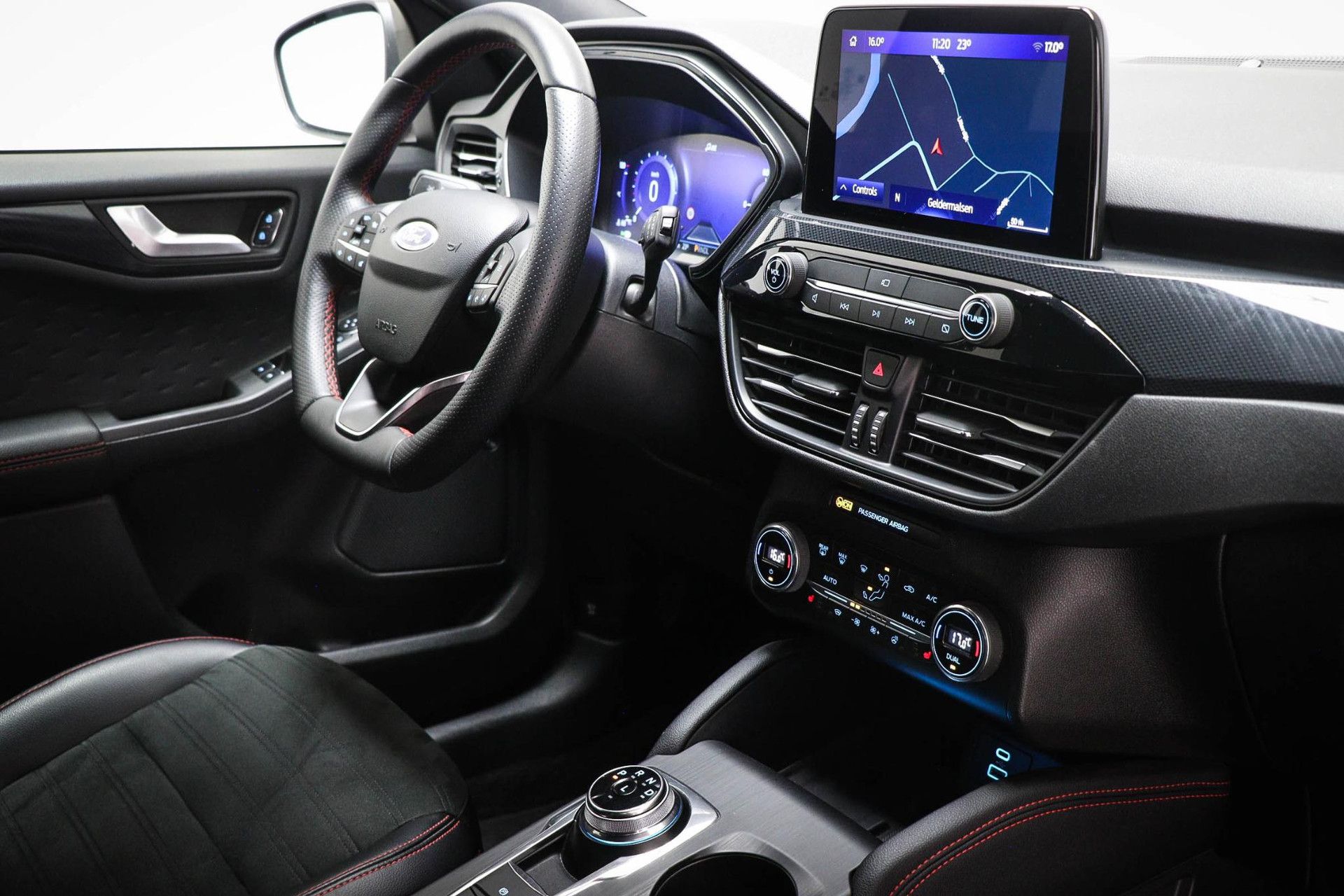 Ford Kuga met kenteken Z-887-HR – dashboard