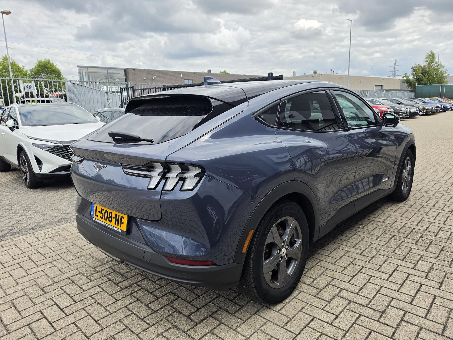 Ford MustangMach-E met kenteken L-508-NF – detailfoto